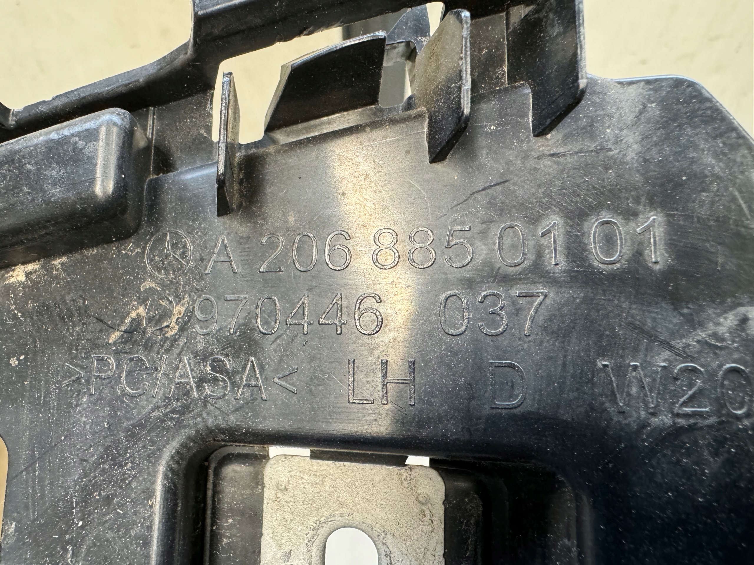 Deslizador para-choques traseiro esquerdo OEM A2068850101 image 3