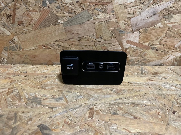 Pistorasia AUX USB sytytintulppa keskikyynärnojasta Alfa Romeo Giulia