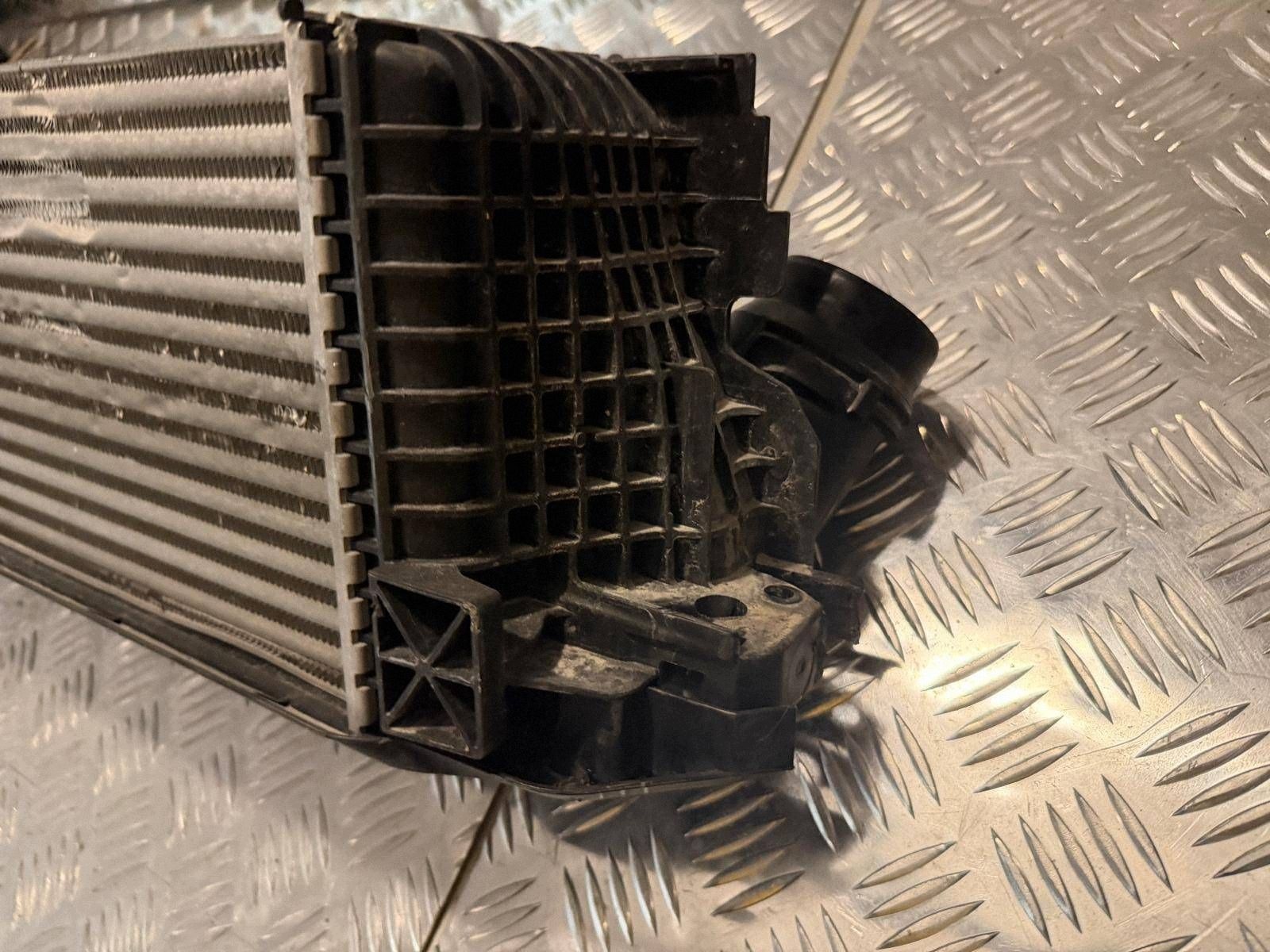 Intercooler OEM 9846918 para BMW X1 X2 - Usado image 3