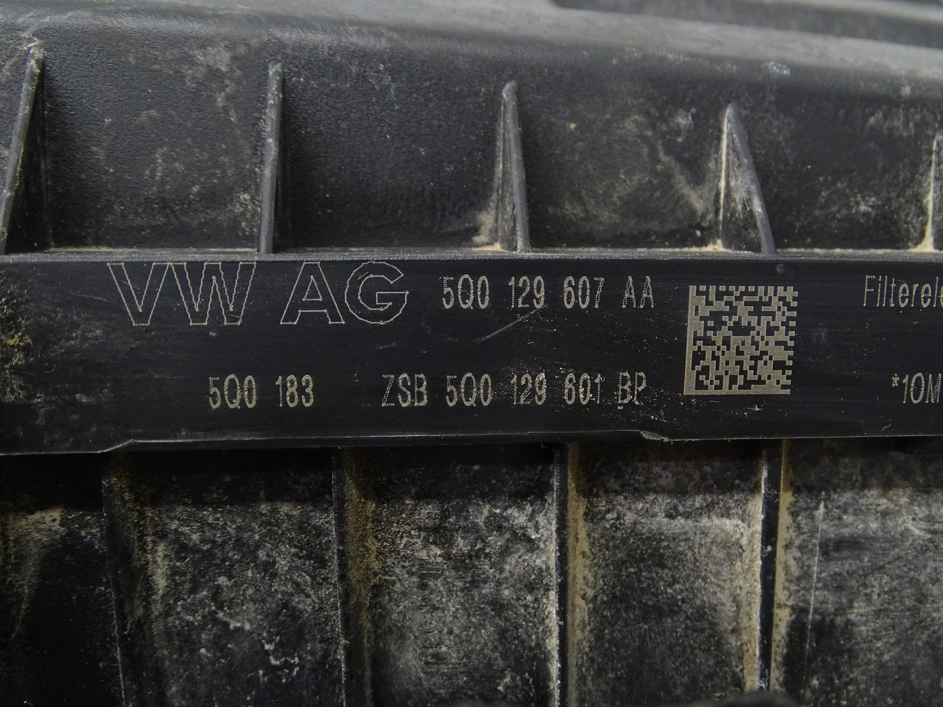 Audi Q3 83A Luftfiltergehäuse OEM 5Q0129607AA image 4