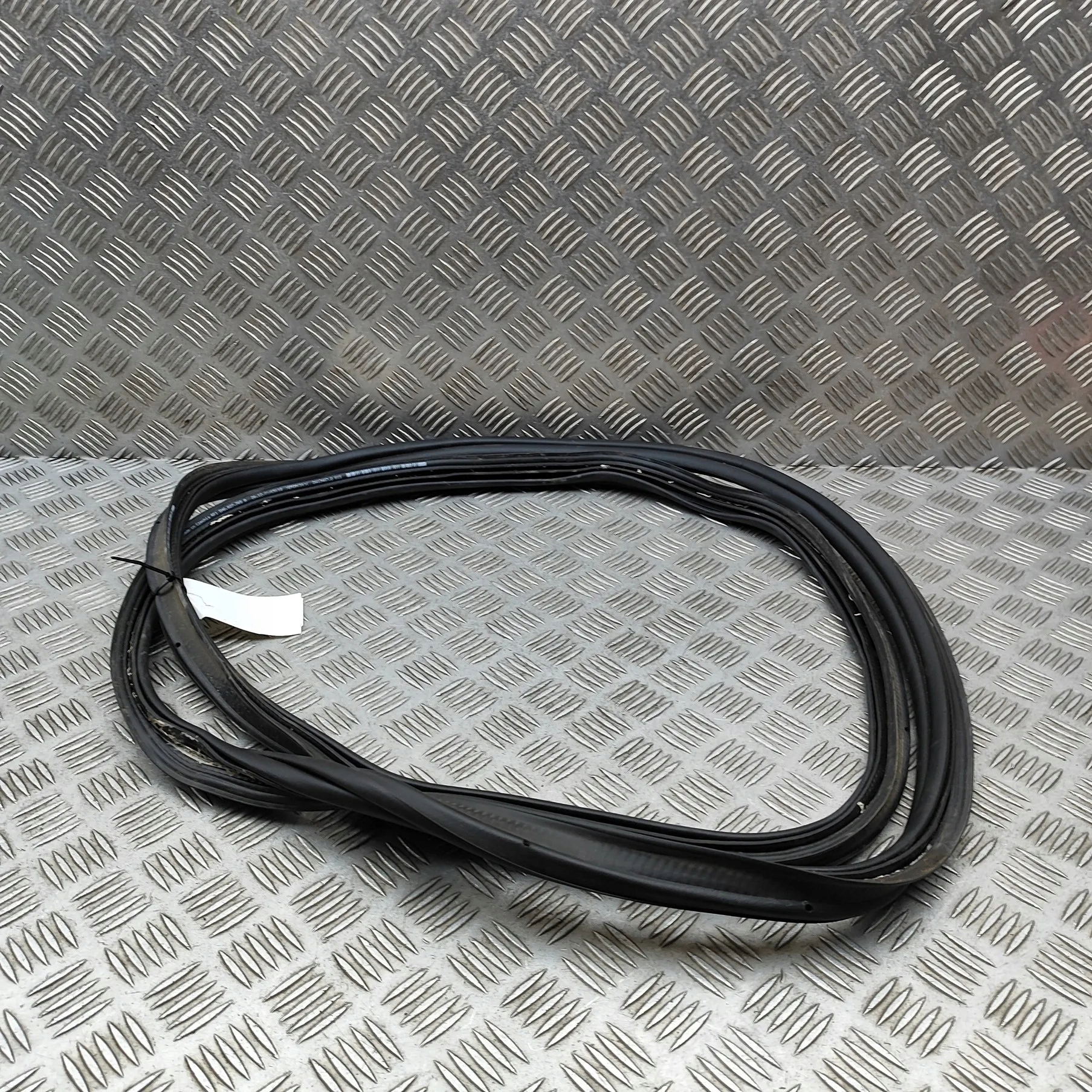 Junta maletero VW OEM 5H6827705B Golf III image 2