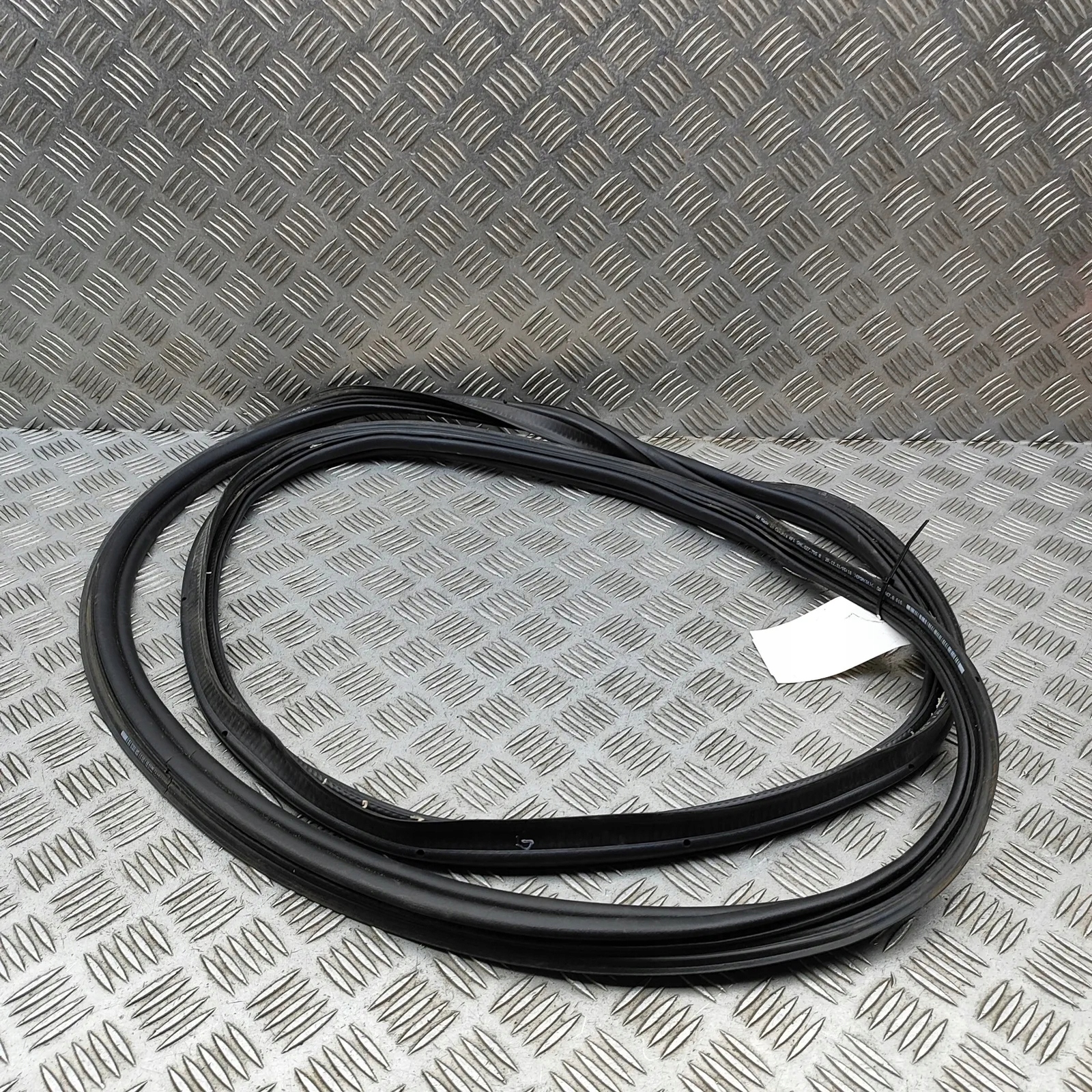 Junta maletero VW OEM 5H6827705B Golf III image 3
