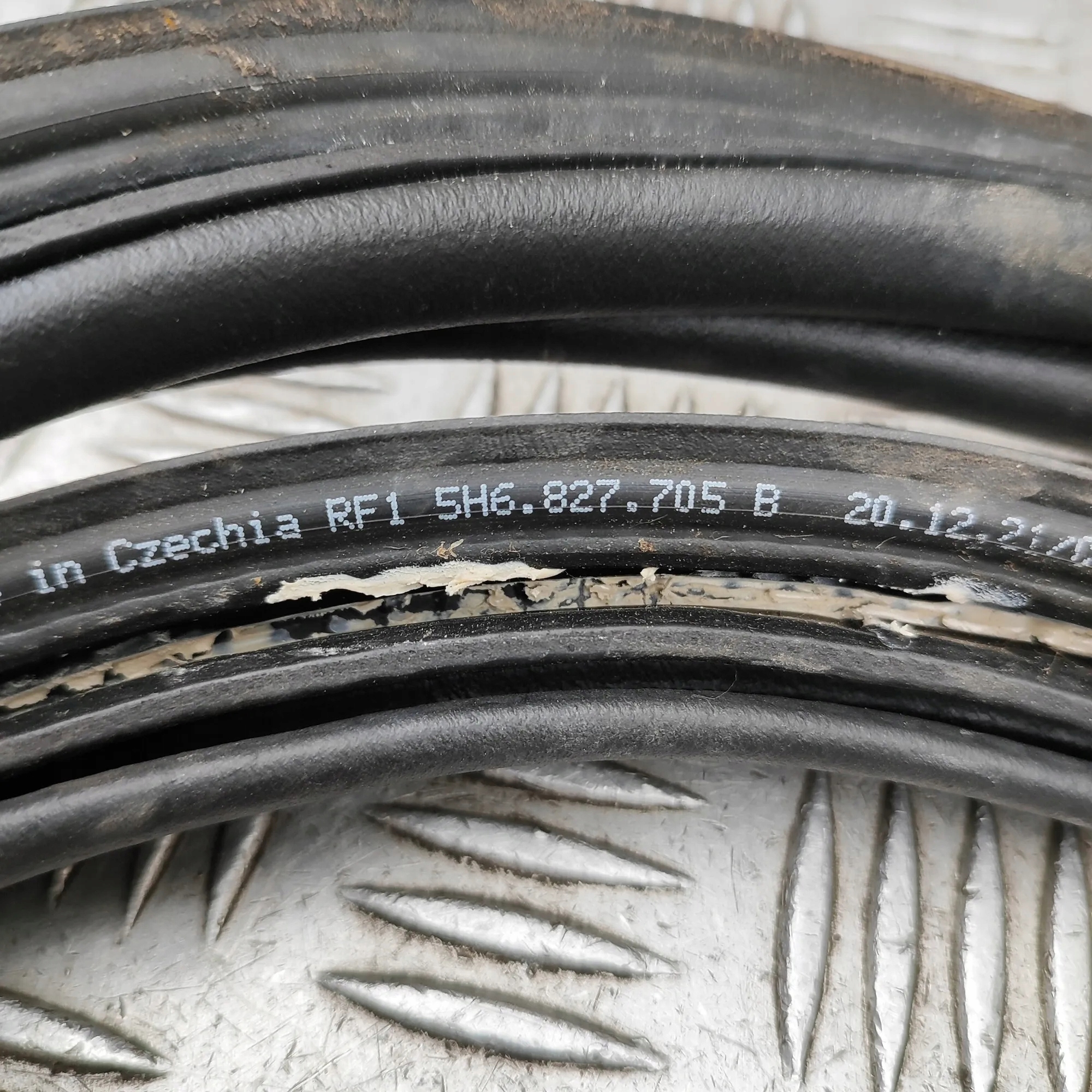 Junta maletero VW OEM 5H6827705B Golf III image 7