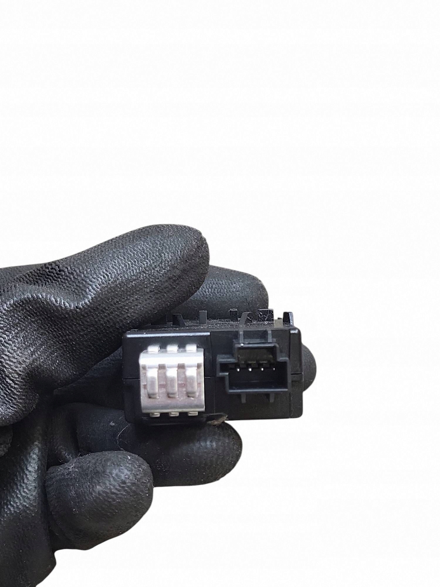 Conector áudio Mercedes EQS 580 OEM A2238201606 image 3