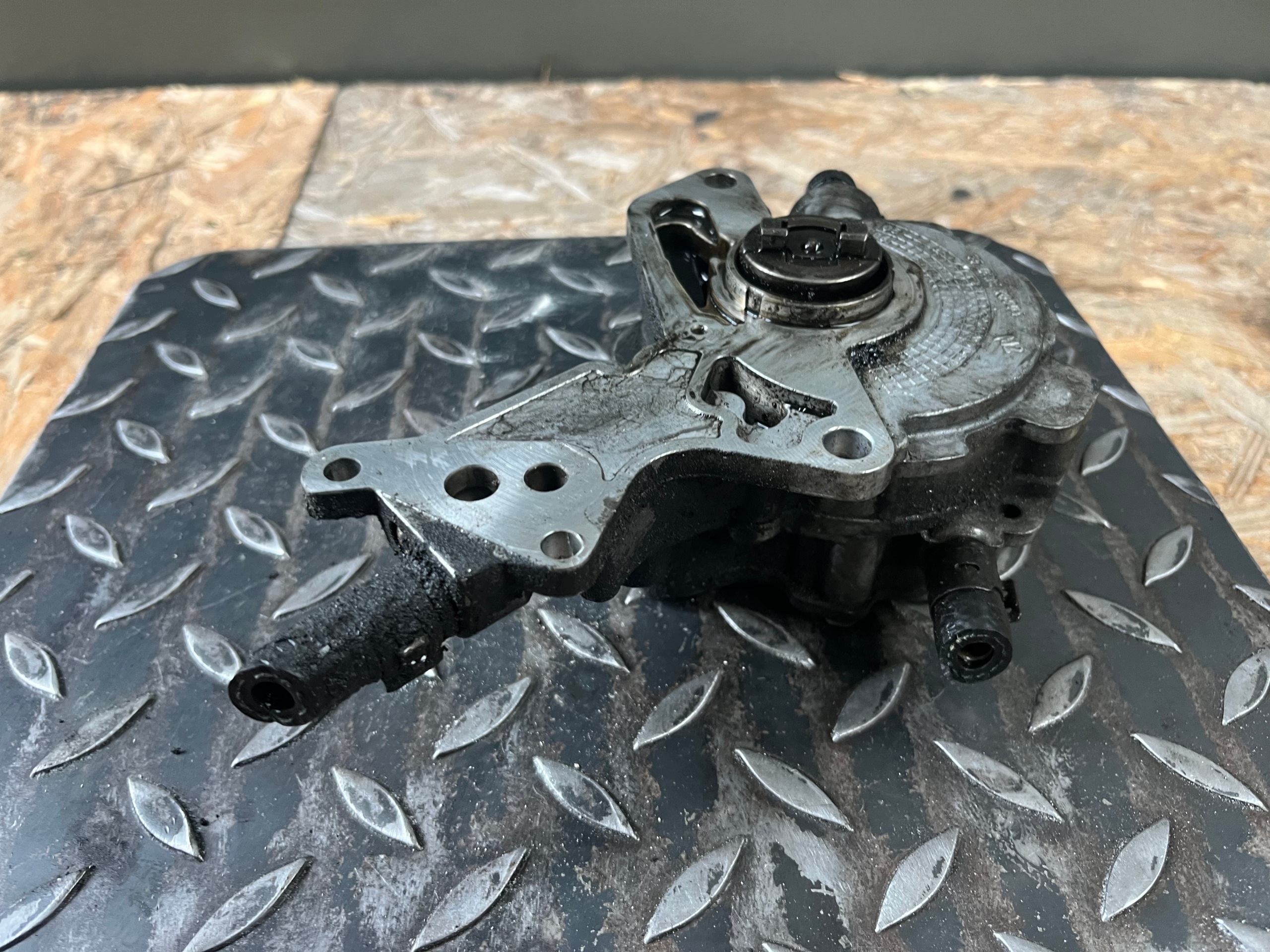 Tyhjiöpumppu OEM 038145209K VW Golf V 1.9 TDI:lle