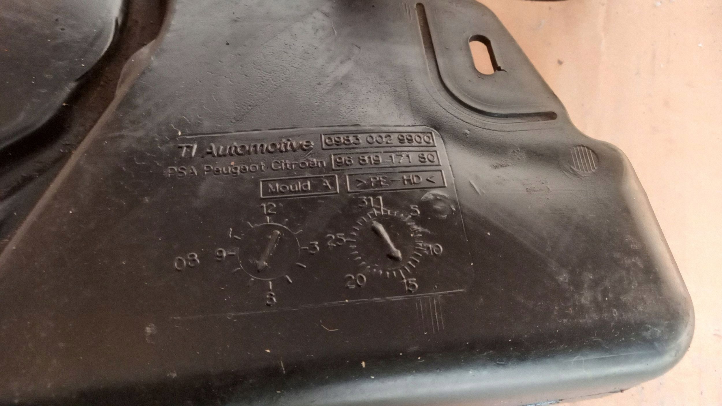 Tanque AdBlue usado OEM 09830029900 para Citroen C5 image 3