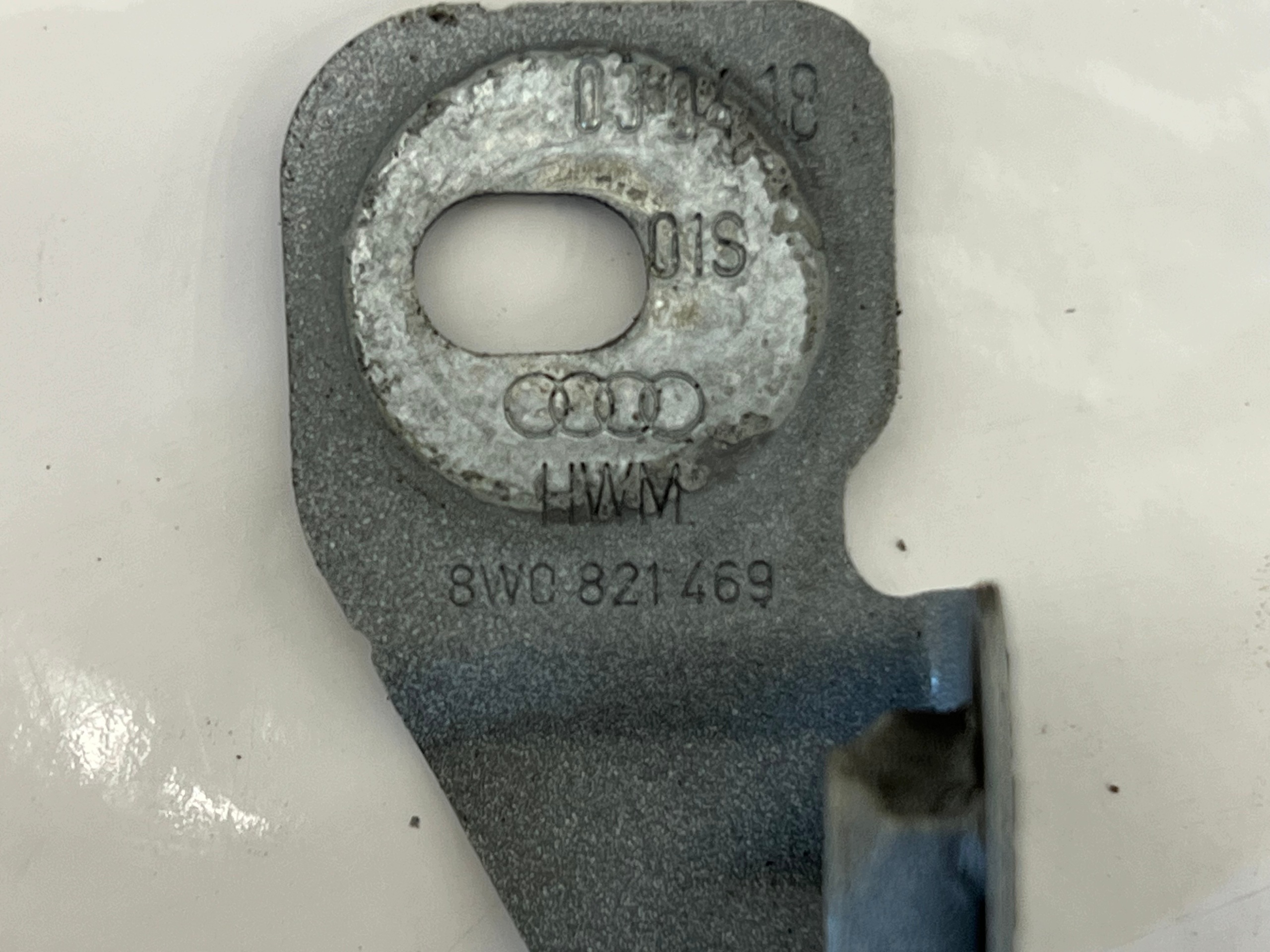 Suporte para-guarda Audi A4 B8 esquerdo dianteiro OEM 8W0821135C image 4