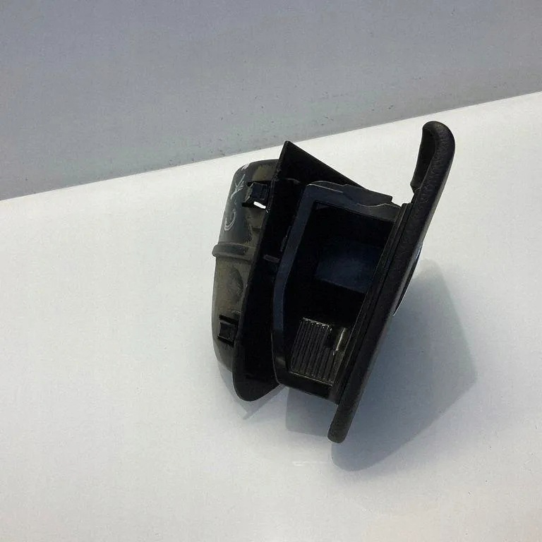 Tuhkakuppi Mercedes-Benz OEM A2198100130 - Käytetty