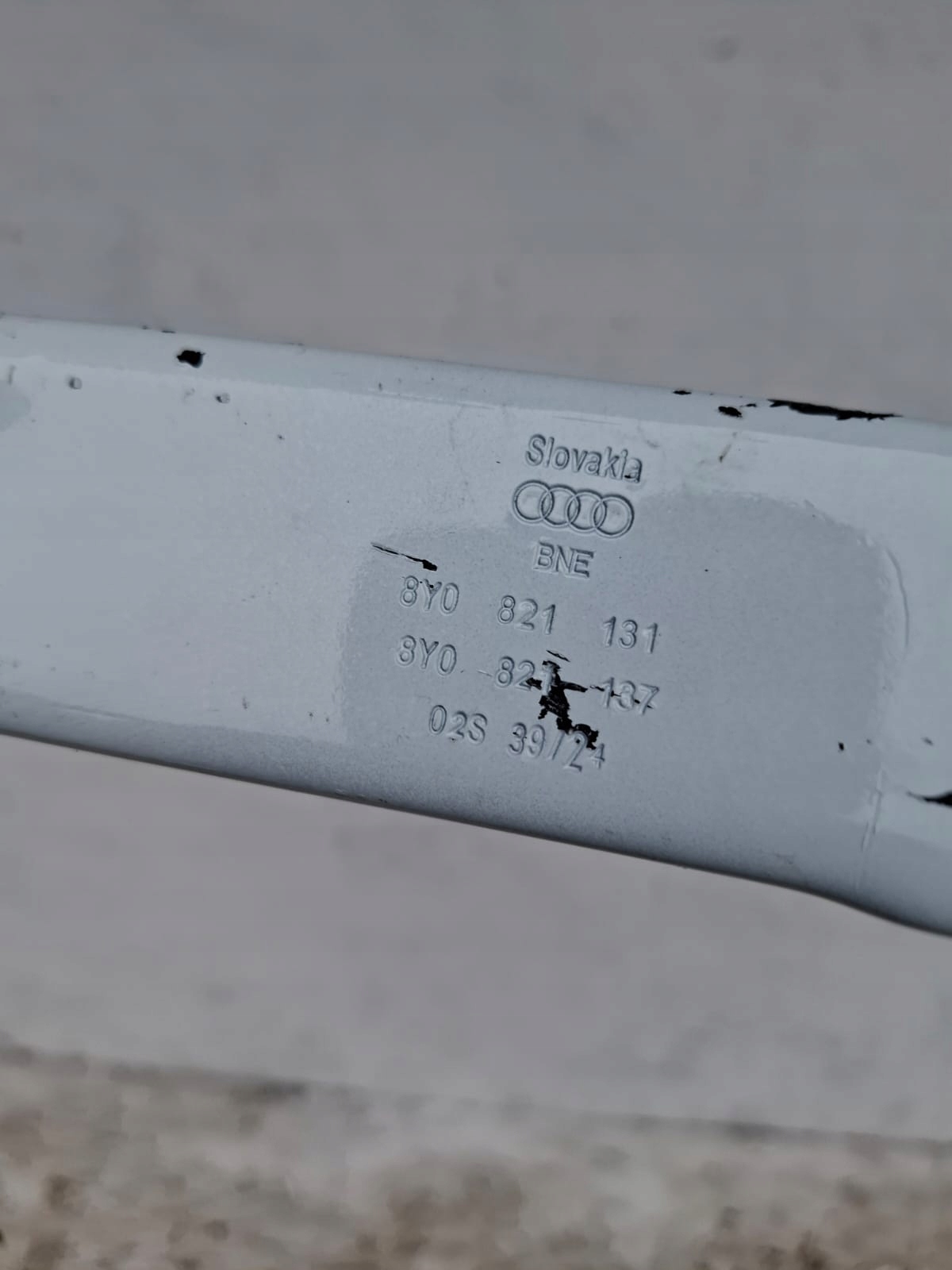 Soporte guardabarros delantero izquierdo OEM 8Y0821131 Audi A3 8Y