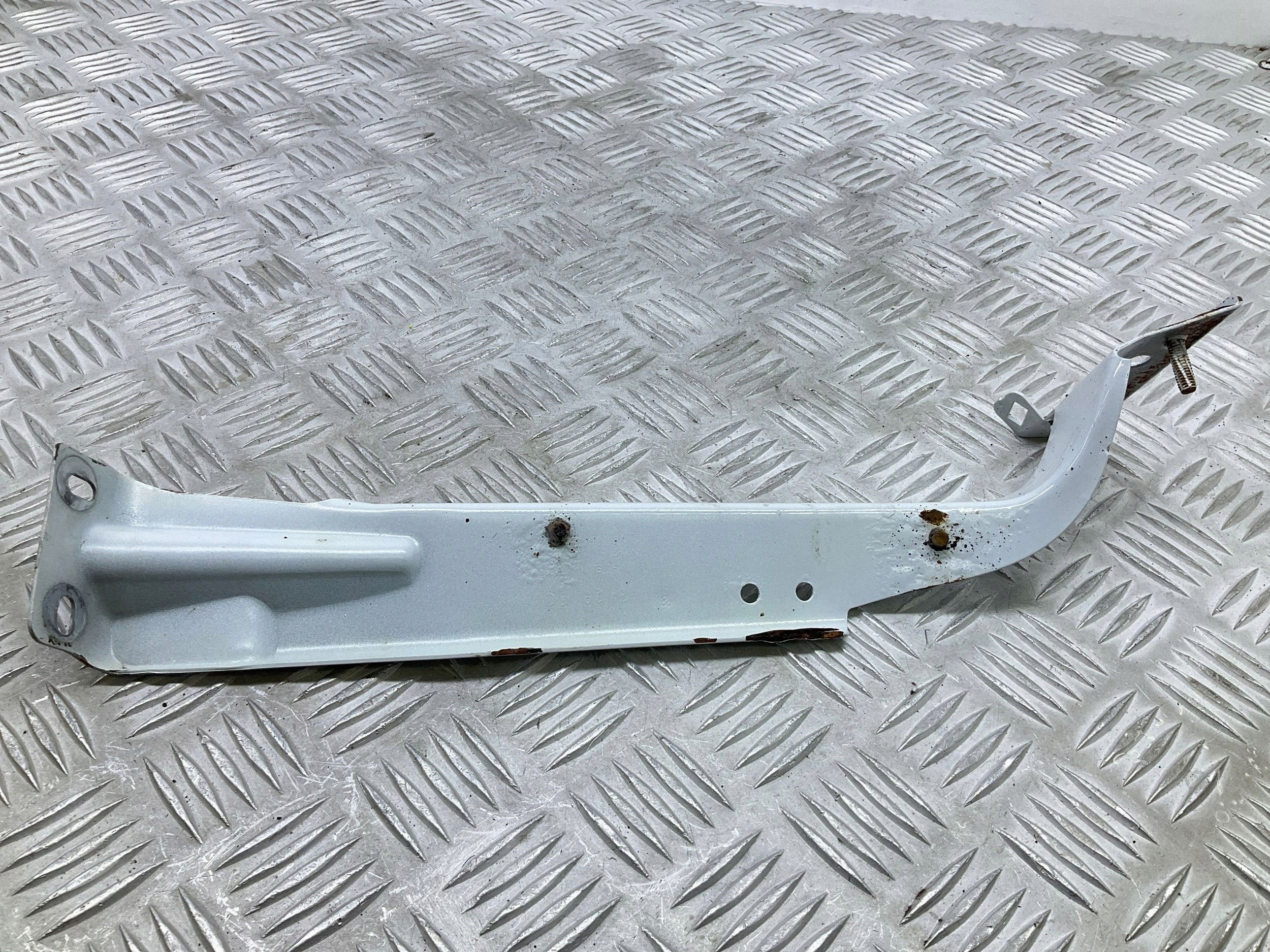 Gebrauchter vorderer rechter Kotflügelhalter OEM 8K0821136J image 3