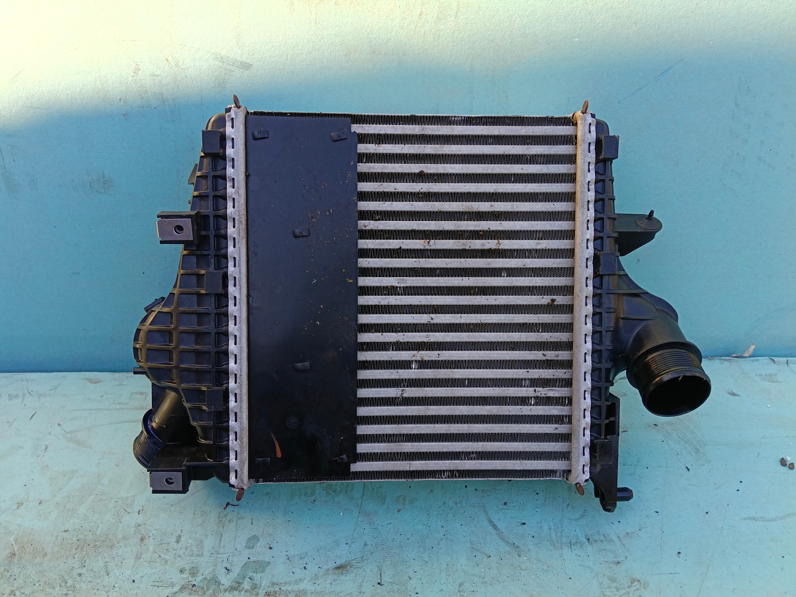 OEM 4M0145803BP välijäähdytin Porsche Cayennessa