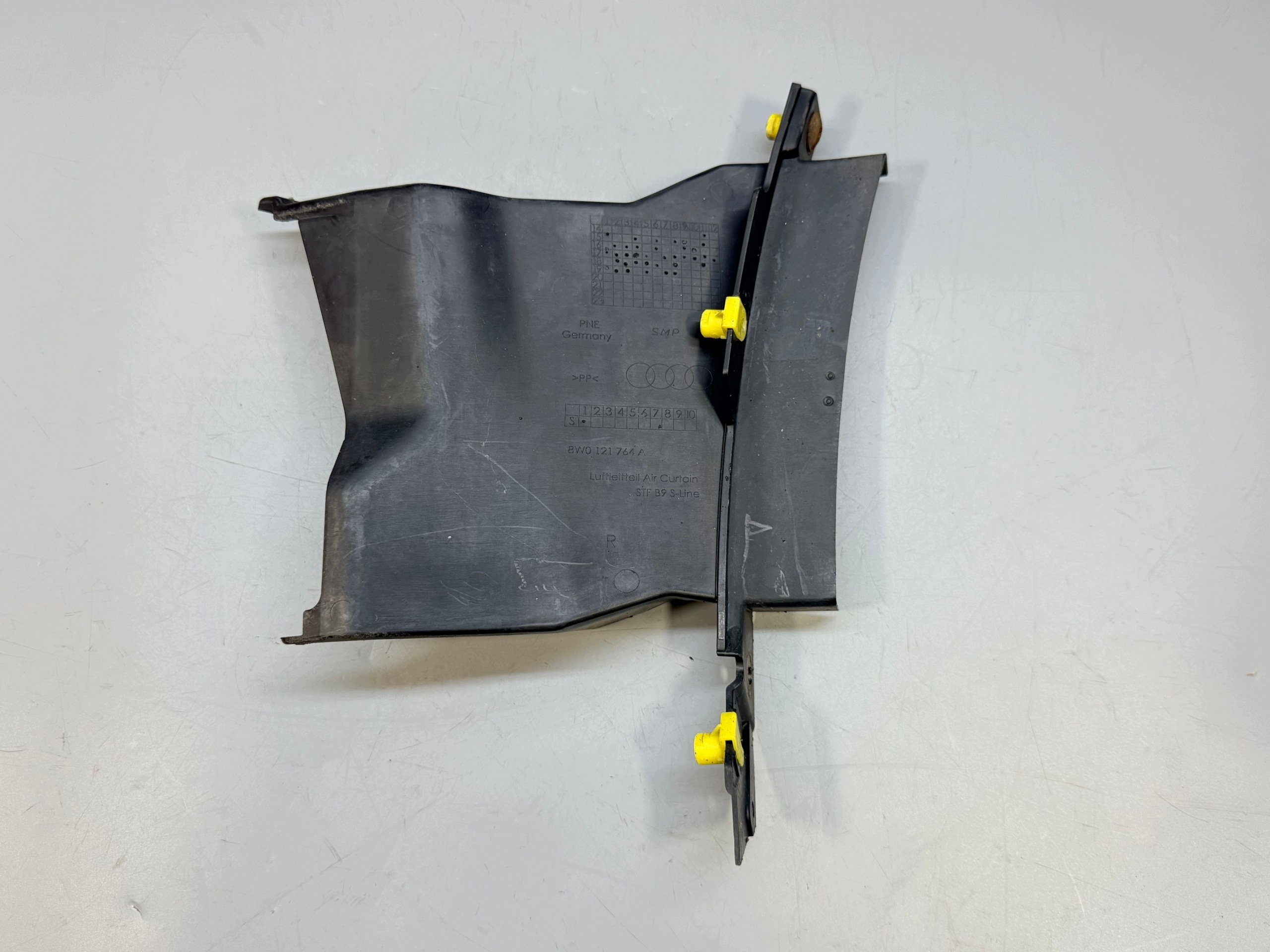 Audi A4 S4 B9 Jäähdyttimen ritilä OEM 8W0121764A