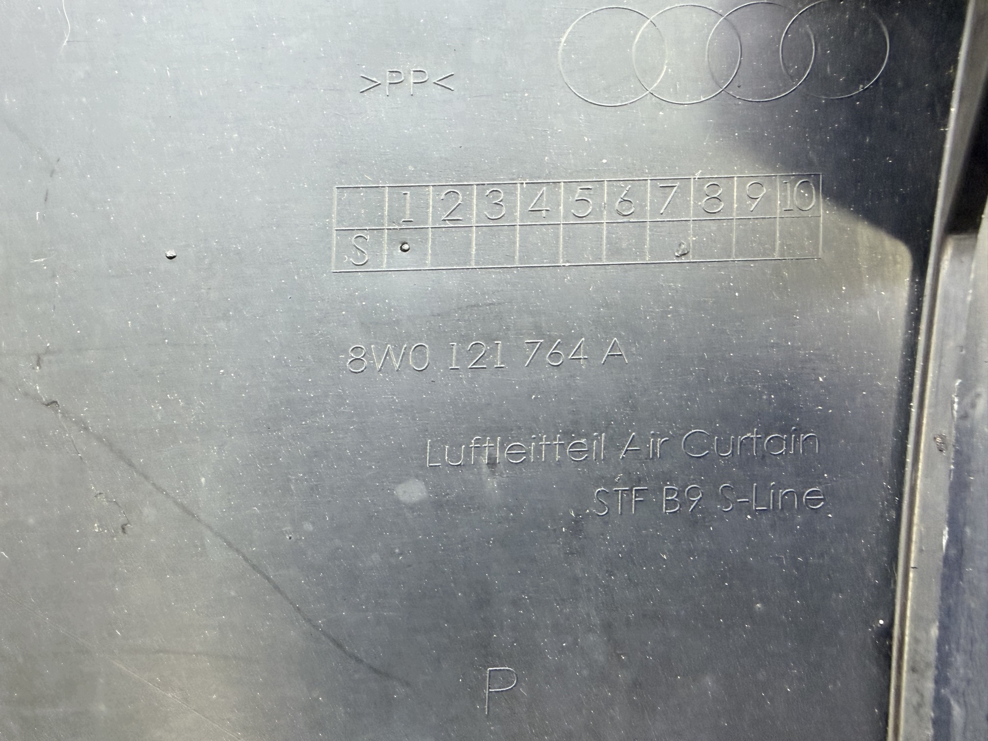 Audi A4 S4 B9 Radiatorrooster OEM 8W0121764A image 3