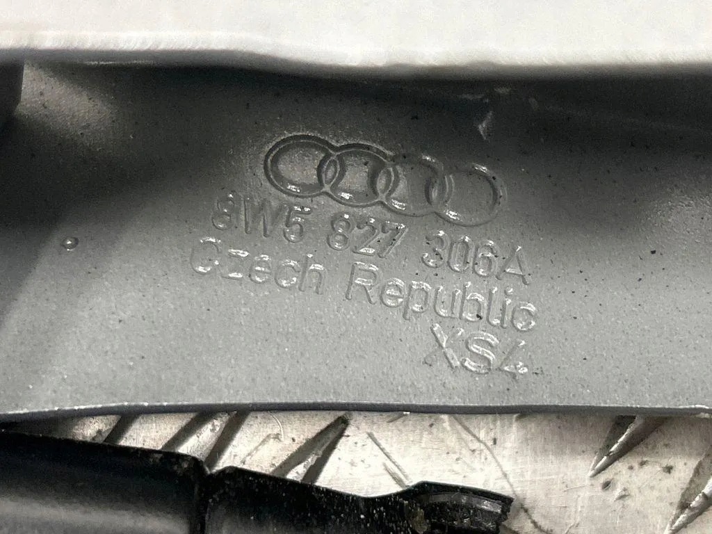 Bisagra de maletero Audi A4 B9 OEM 8W5827306A - Usado image 6