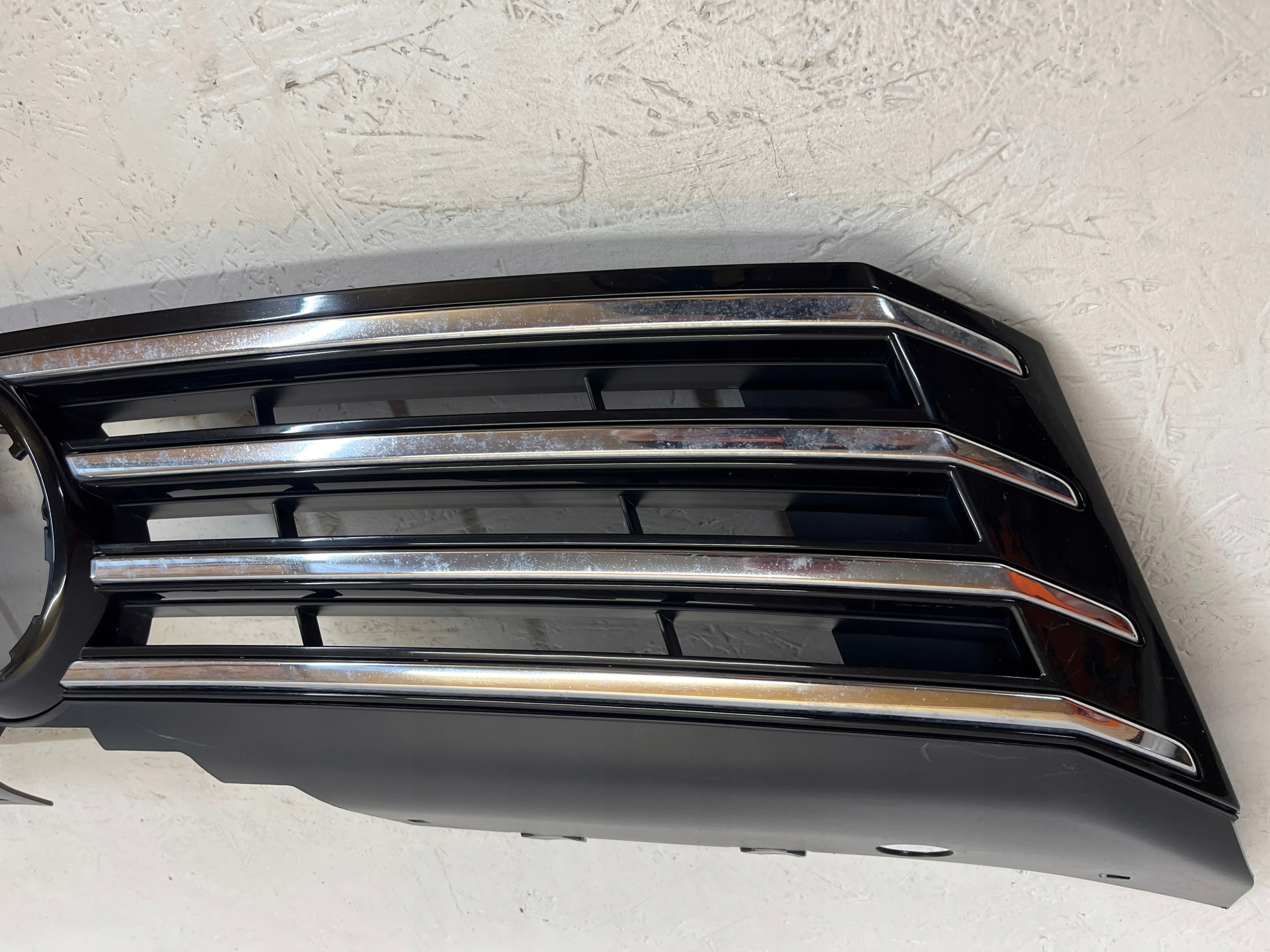 Jäähdyttimen ritilä OEM 3AA853651 Volkswagen Passat B7:lle