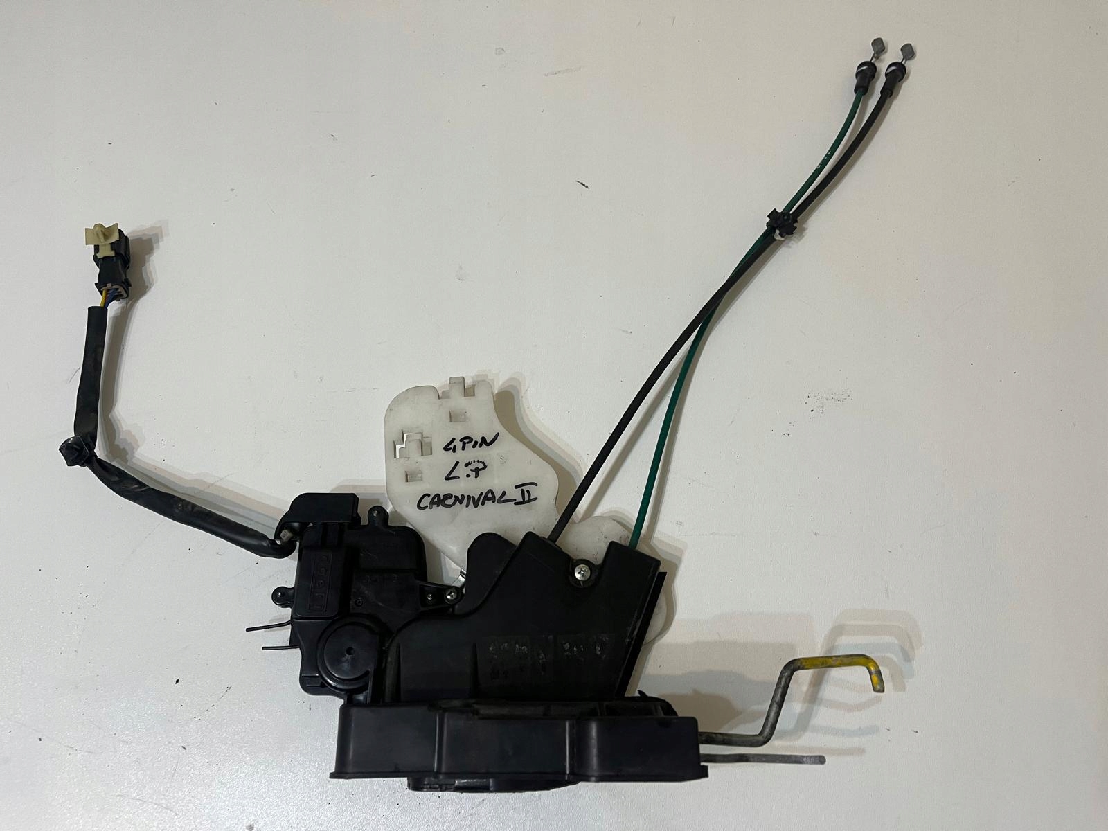 KIA CARNIVAL 2 II (06-14R) LEFT FRONT DOOR LOCK EUROPE 4PIN