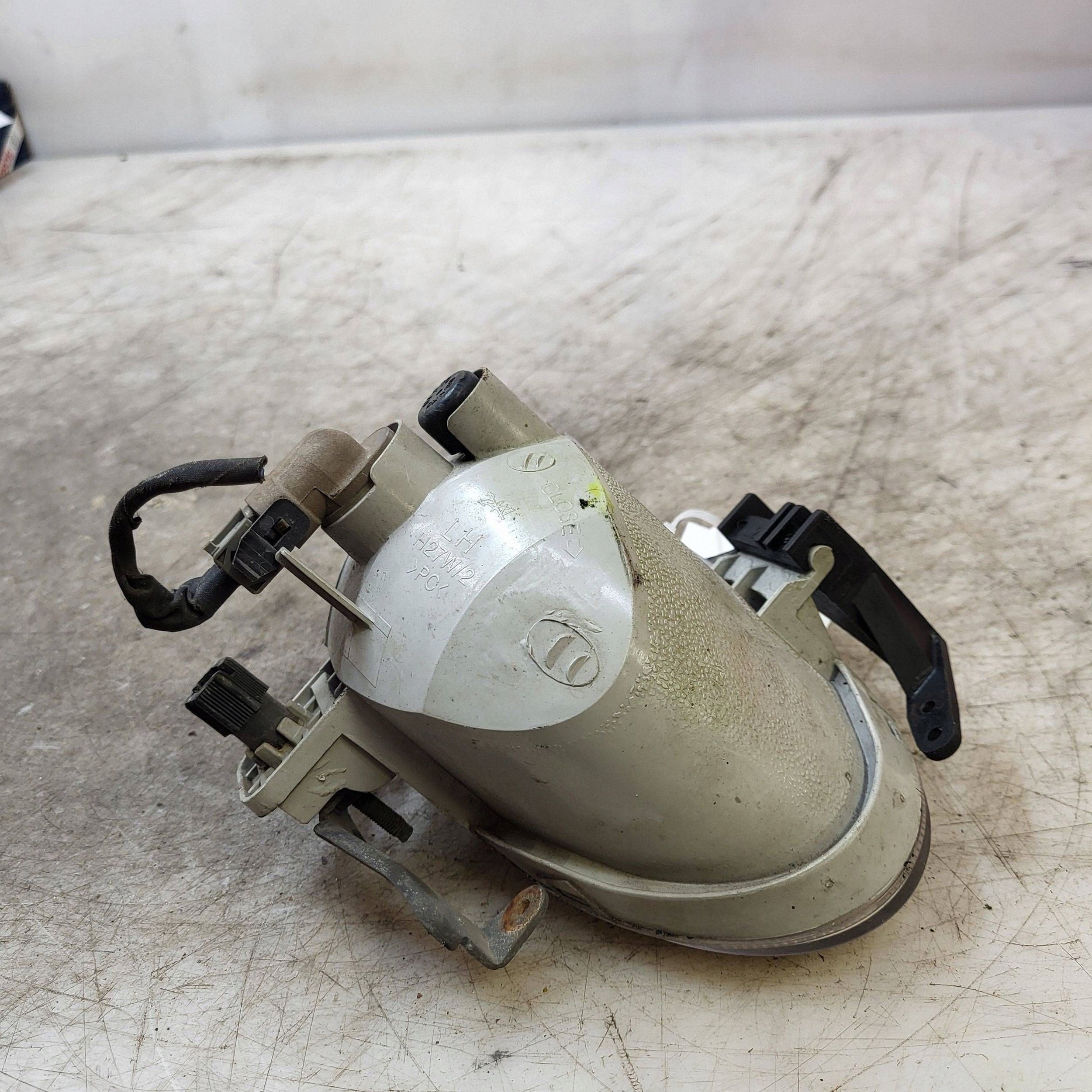 Faro derecho Hyundai OEM A046695 - Usado image 4