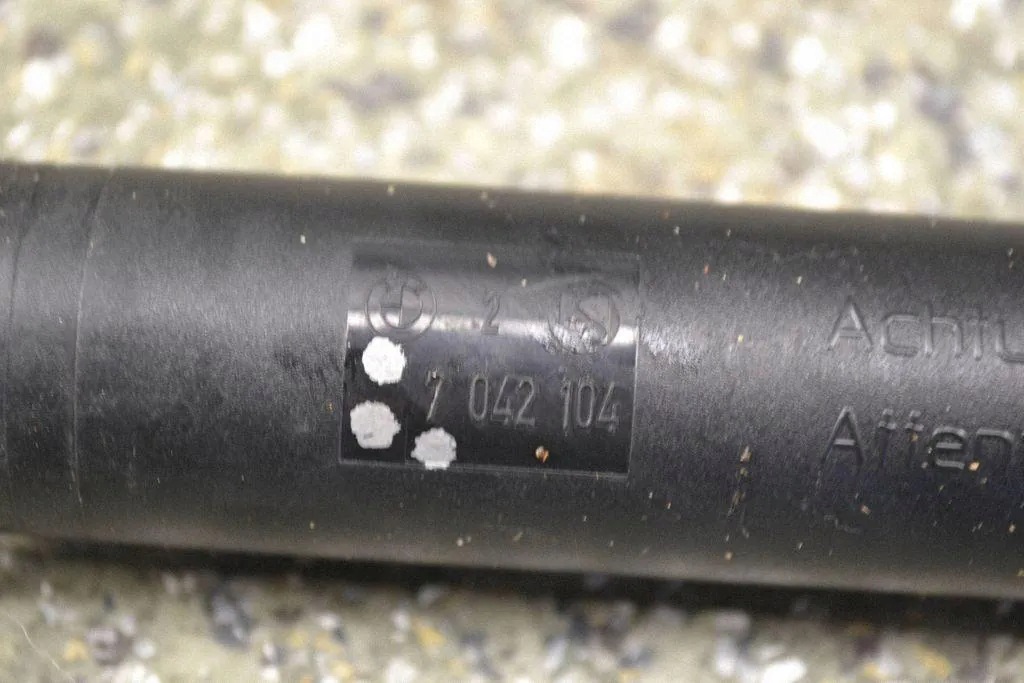BMW E65/E66 kofferklepsveer OEM 7042104 Links