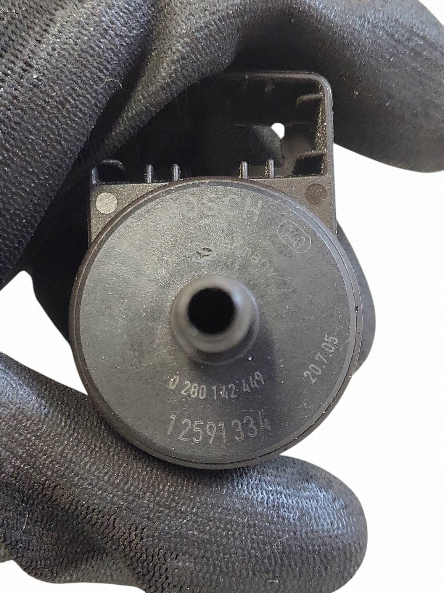 Válvula de vácuo Cadillac CTS OEM 12591334 - Usado image 4