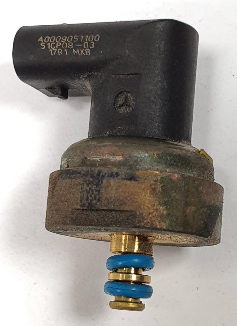 Capteur Pression Carburant Mercedes OEM A0009051100 image 2
