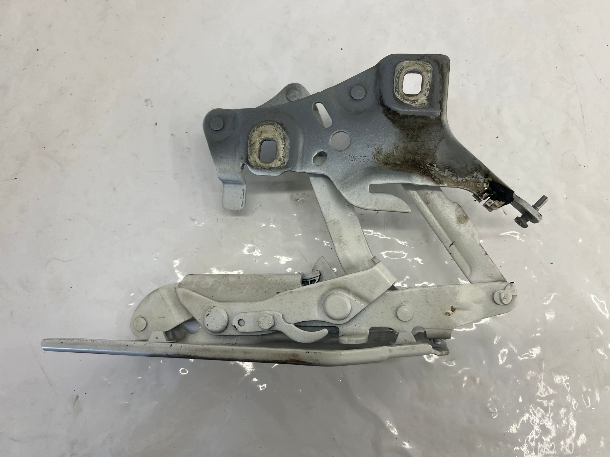 Audi A4 B9 Konepeltisarana Vasen Oikea OEM 8W0823301E 8W0823302E