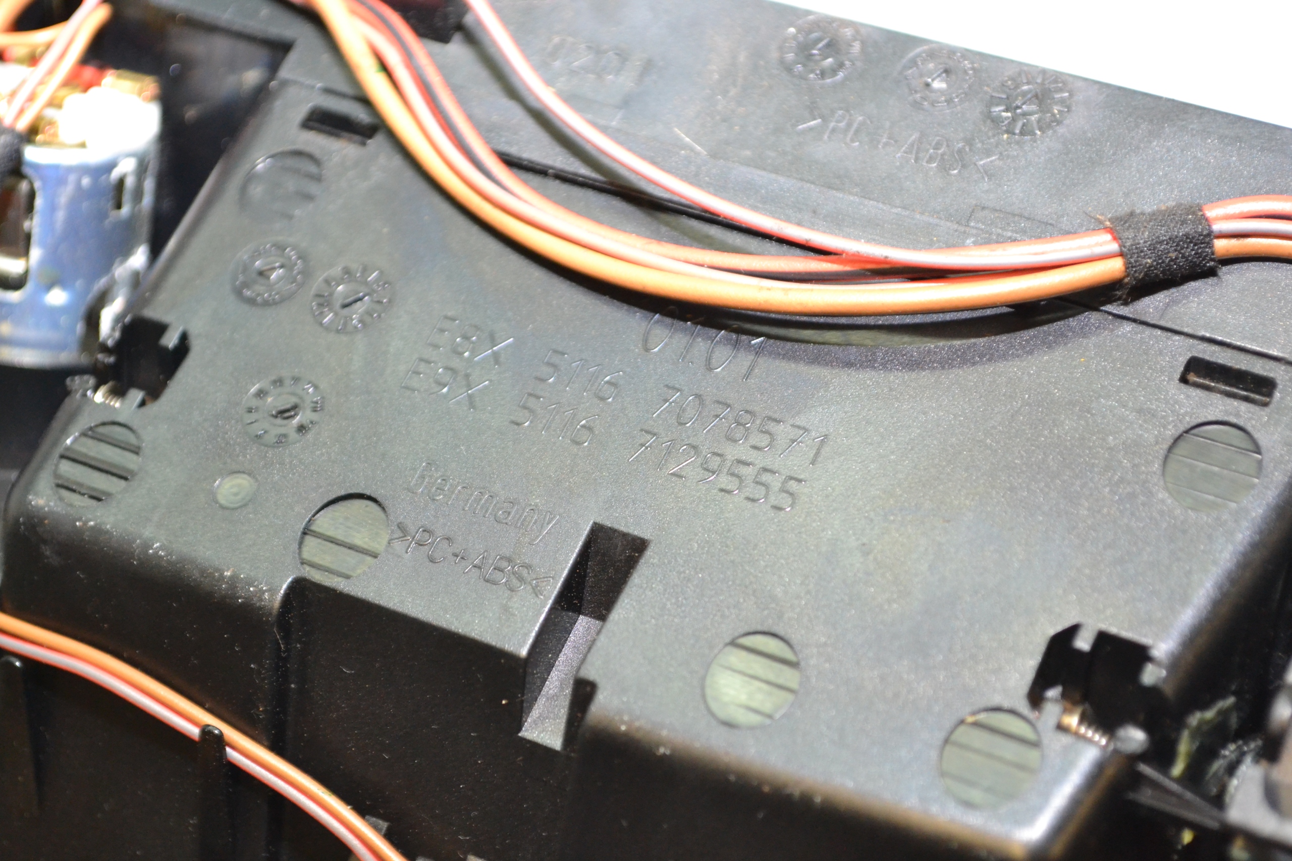 BMW E92/E93 Keskikonsolin Peite OEM 7078571 image 8