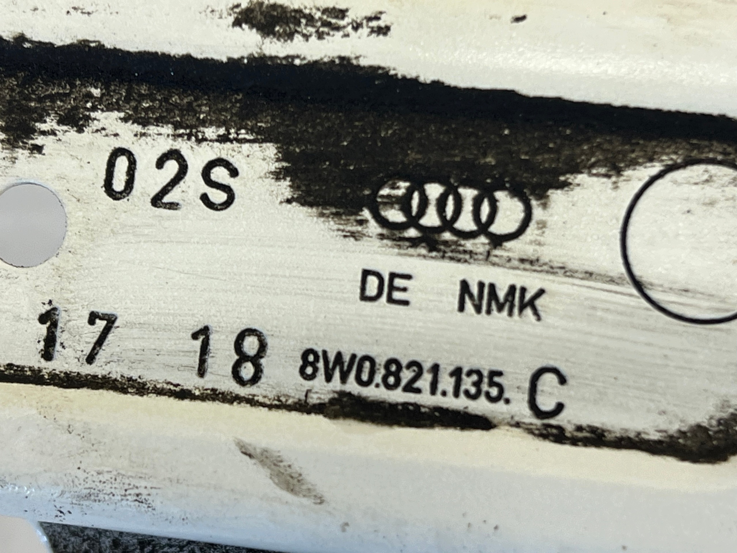 Soporte del guardabarros izquierdo Audi A4 B8 OEM 8W0821135C
