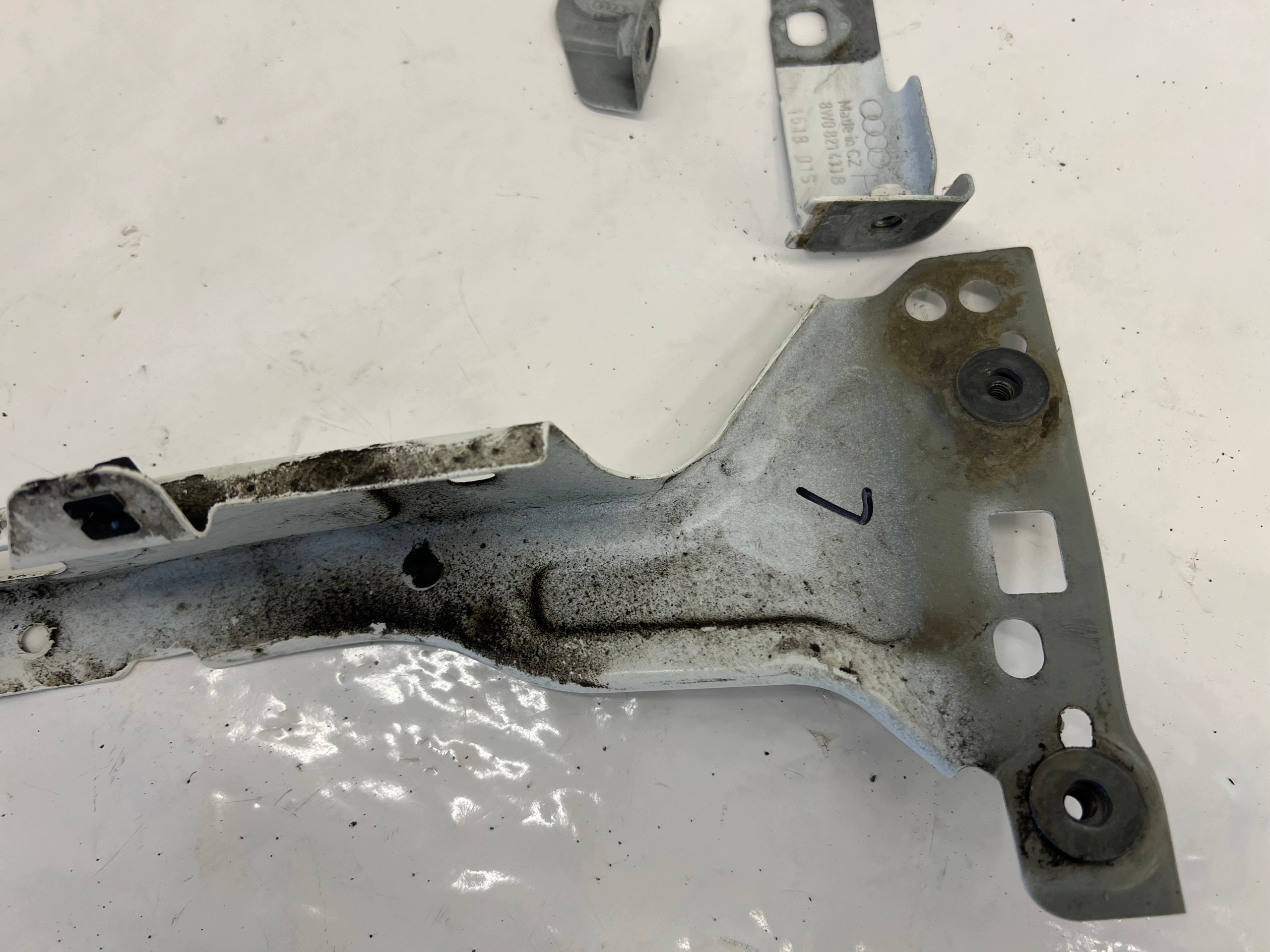 Suporte do para-lama esquerdo Audi A4 B8 OEM 8W0821135C image 6