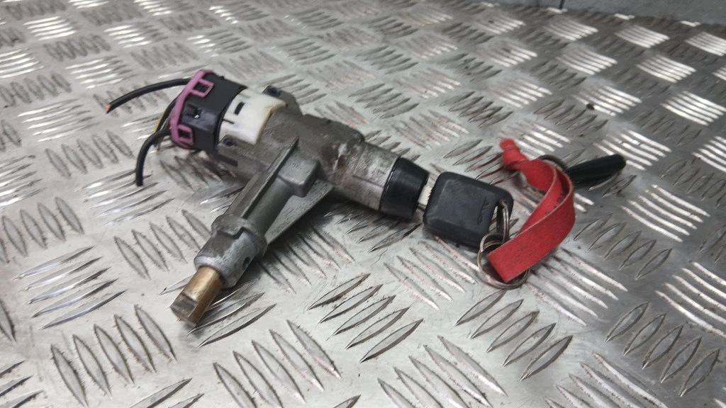 Sytytyslukko avaimella OEM 893905851D Audi 80 B4:lle