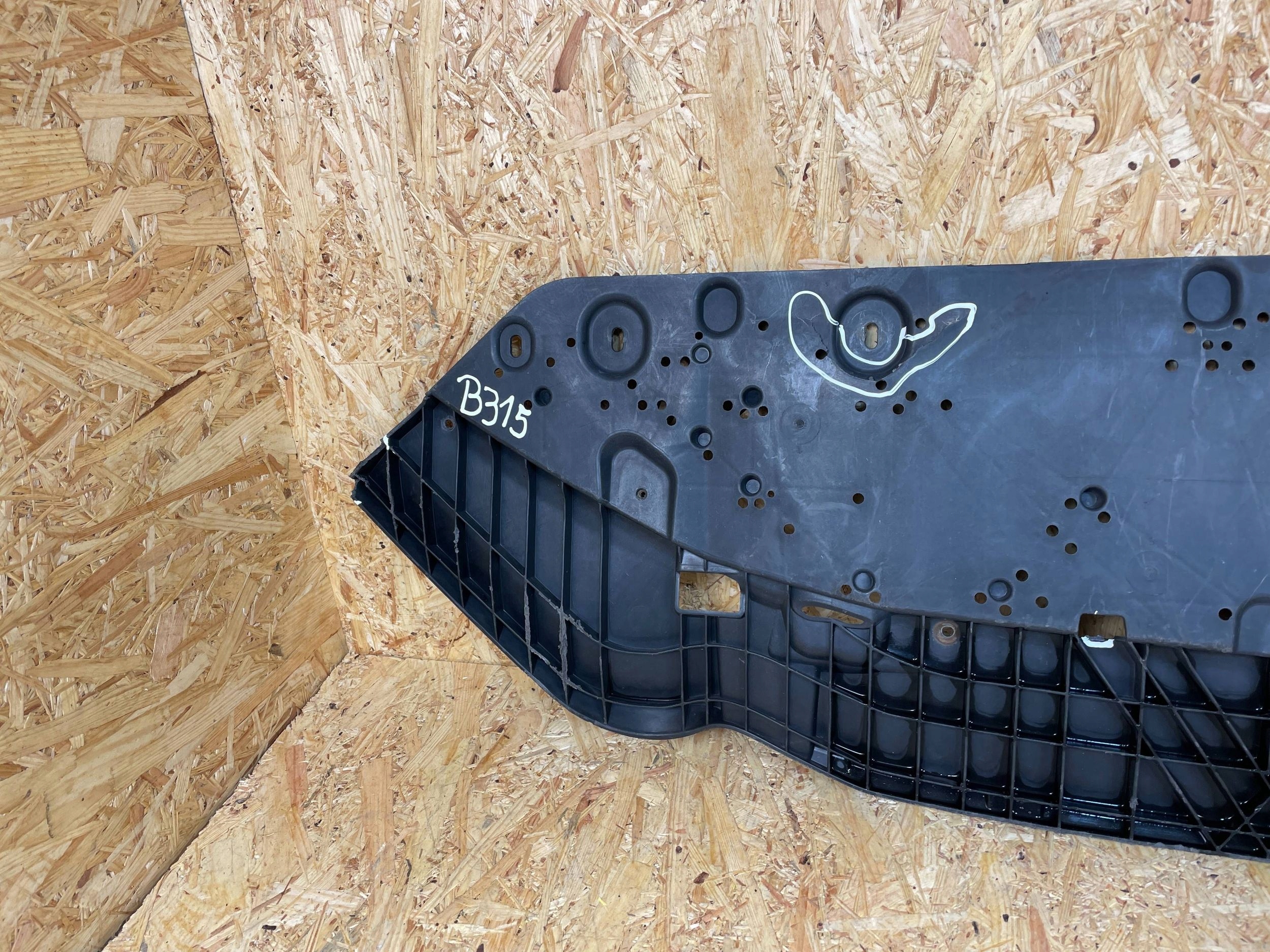 Audi A4 B9 S-Line Pohjalevy OEM 8W0807611A Puskurin Alla
