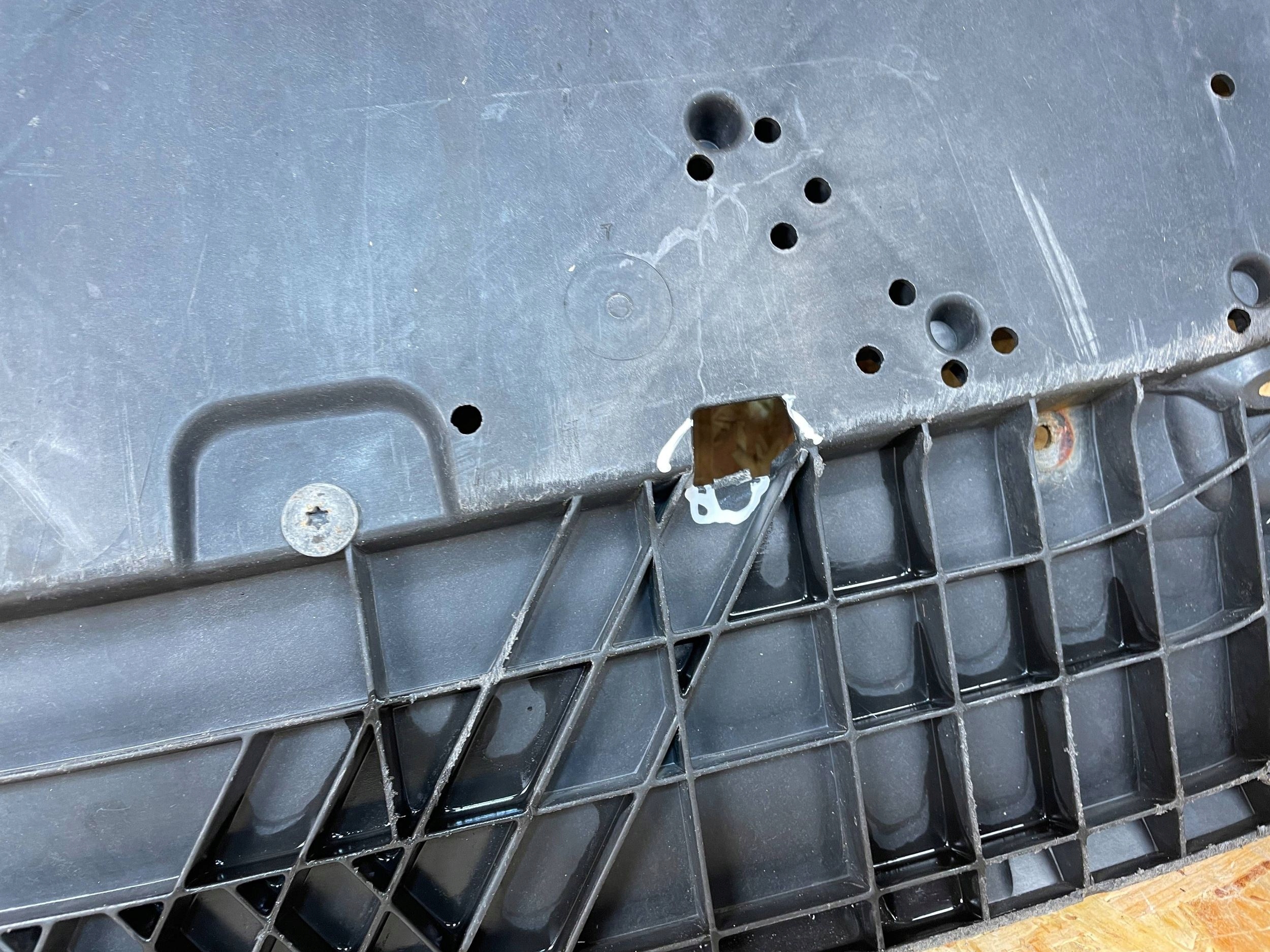 Audi A4 B9 S-Line Underkroppssköld OEM 8W0807611A image 9