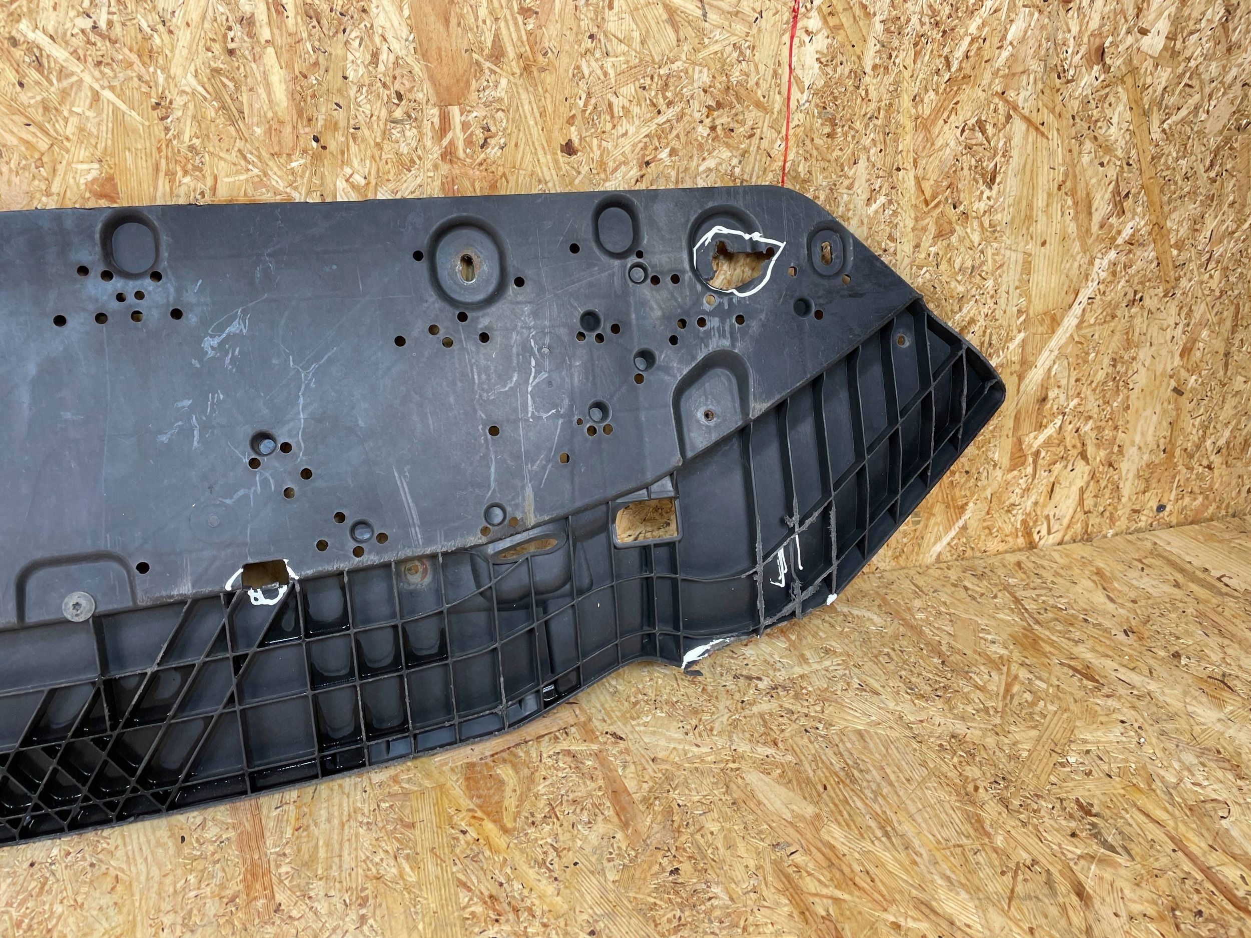 Audi A4 B9 S-Line Underkroppssköld OEM 8W0807611A image 10