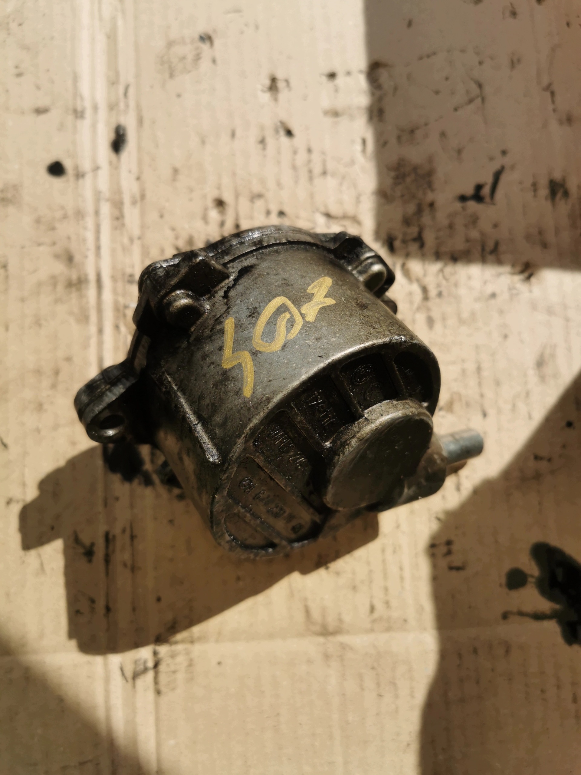 Mercedes-Benz tyhjiöpumppu OEM A6282300065 - Käytetty