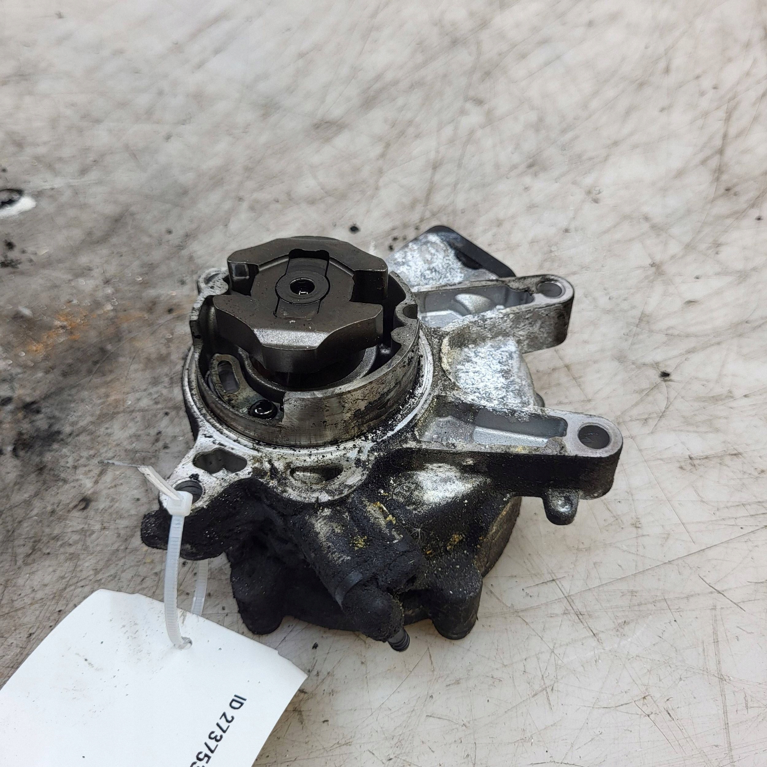 Tyhjiöpumppu OEM 55581351 Opel Zafira C 2.0 CTDI:lle