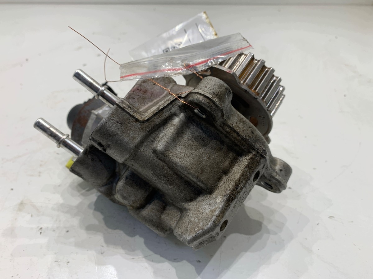 Polttoainepumppu Citroen Peugeot 1.5 BHDI OEM 9817903080