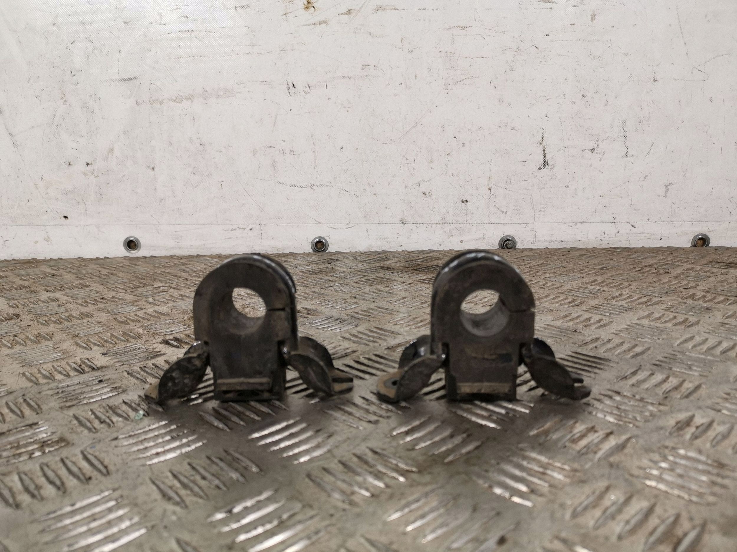 Nissan FBZ13085 Front Stabiliser Bracket - Used image 2
