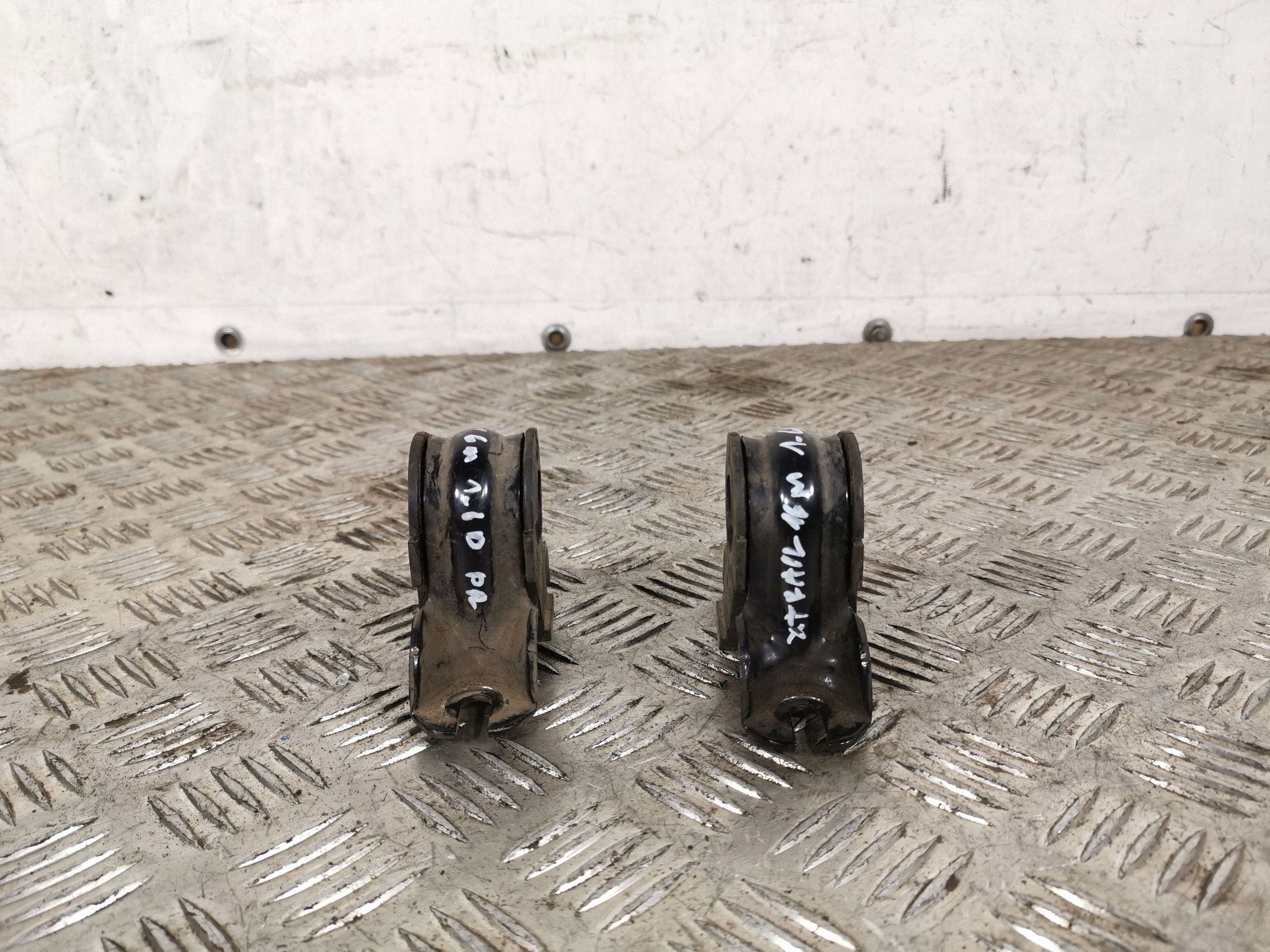 Nissan FBZ13085 Etustabilisaattorikiinnike - Käytetty