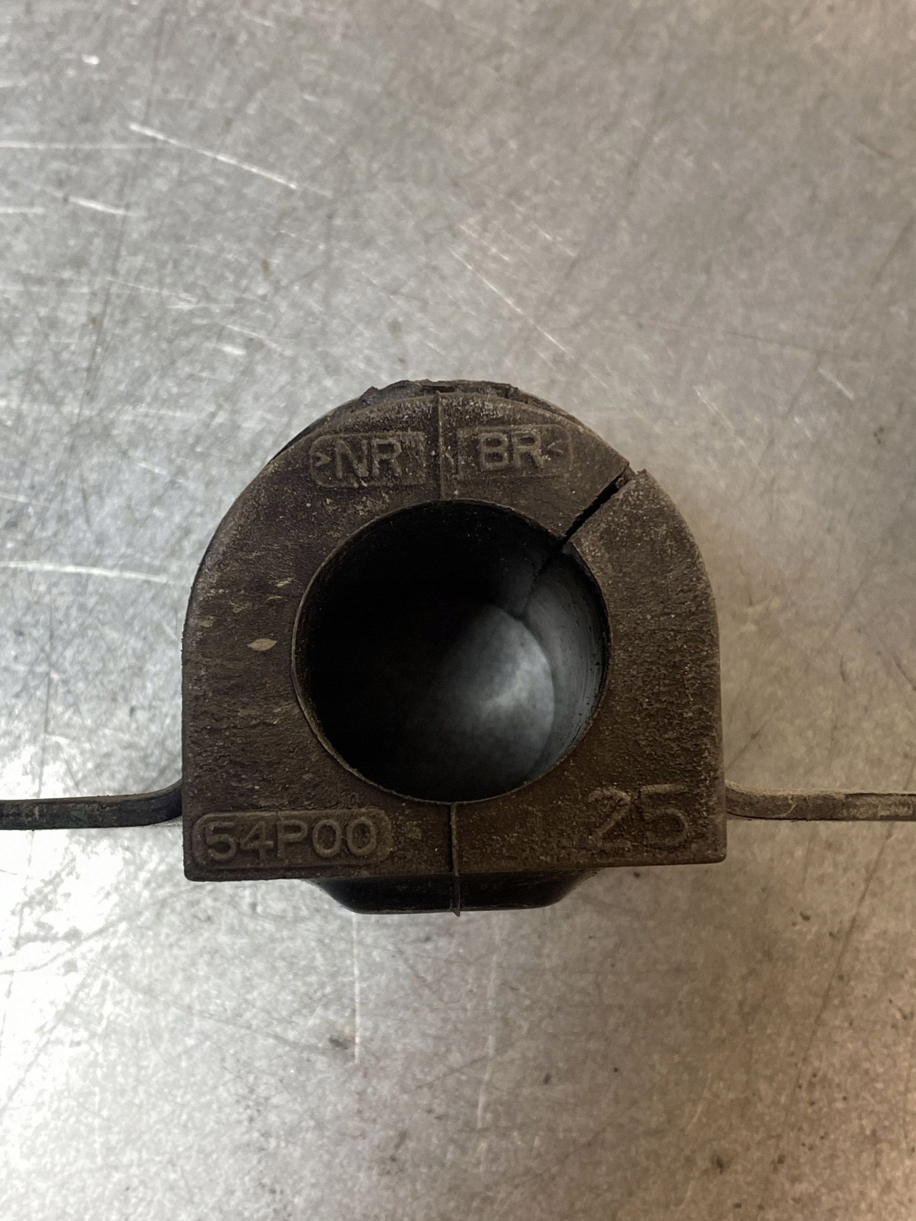 Suzuki OE FBZ17977 Etuvakainnuslehti image 3