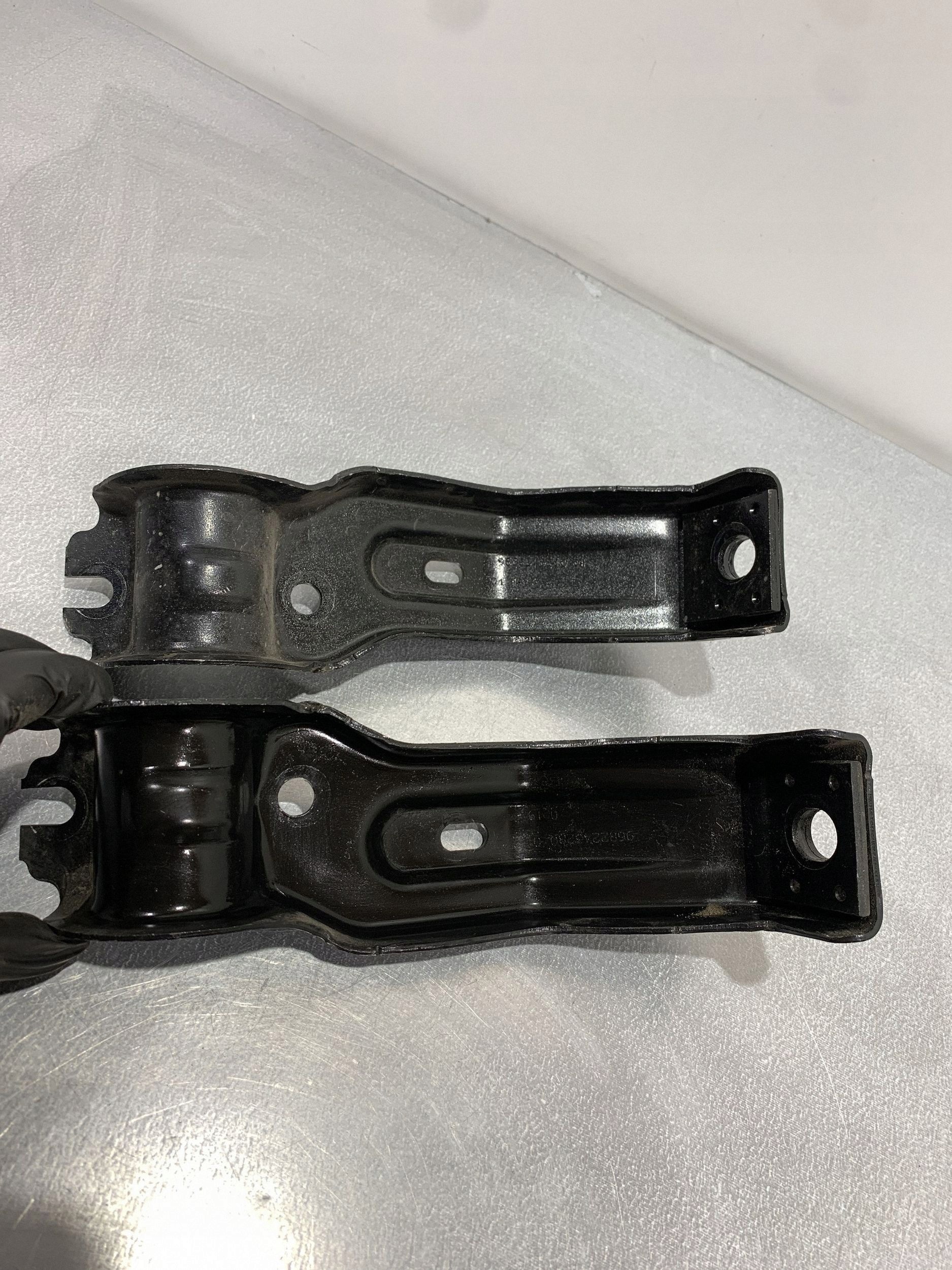 Peugeot 508 etuvakaimen kiinnike OEM 9682243280