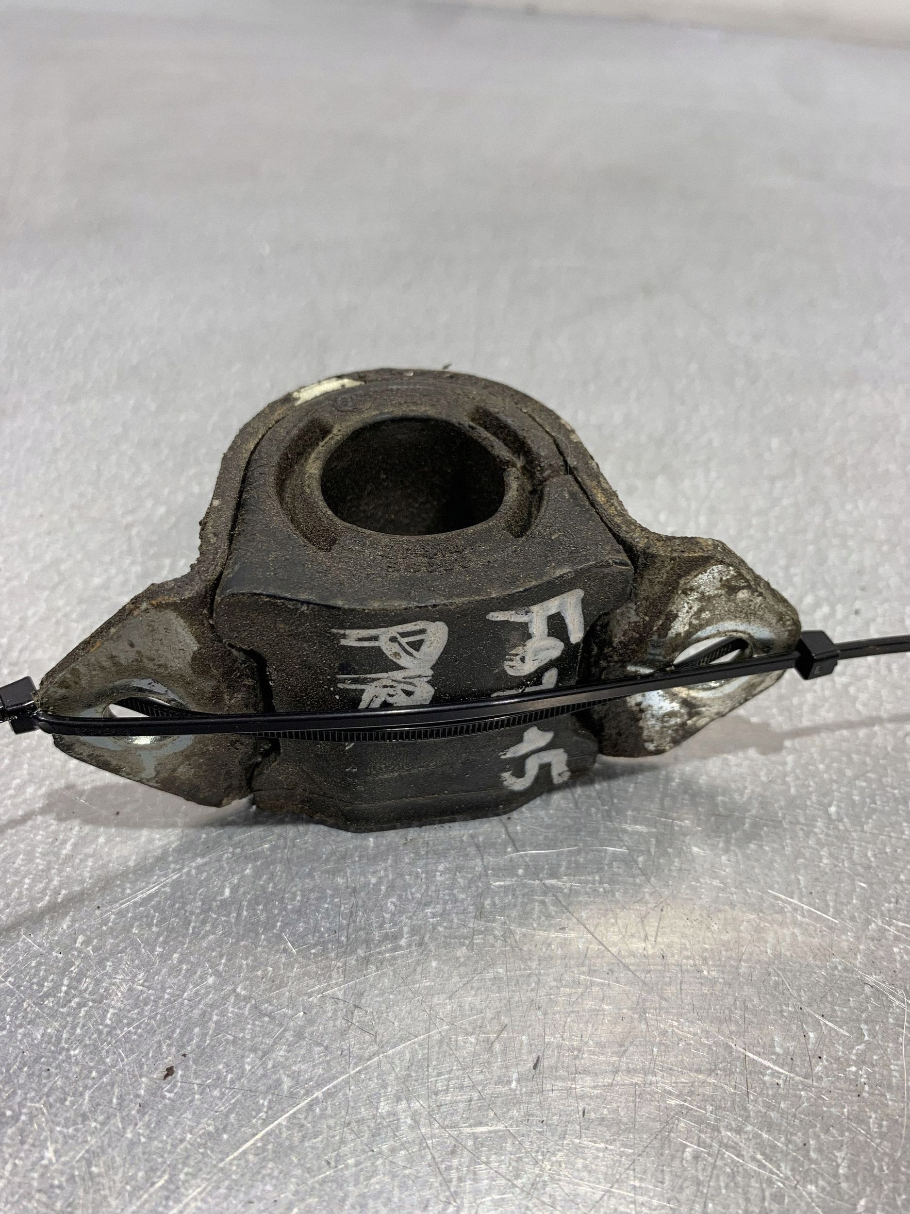 Subaru Forester Front Stabilizer Bracket OEM FBZ19394 image 3