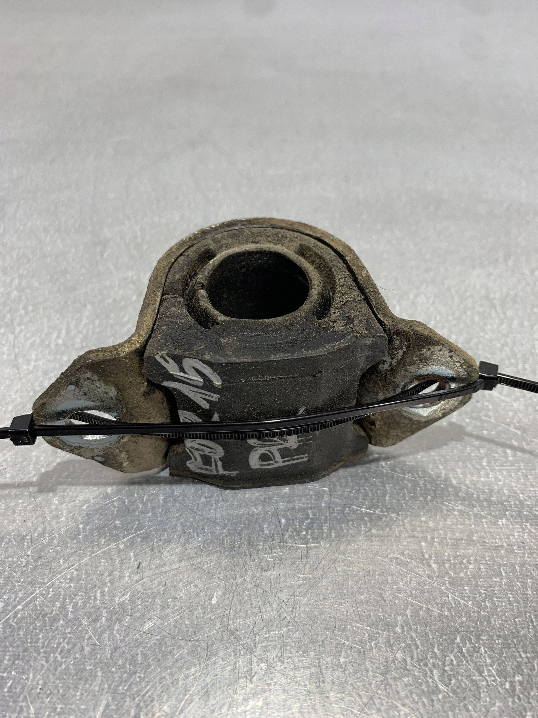 Support de stabilisateur avant Subaru Forester OEM FBZ19393 image 3