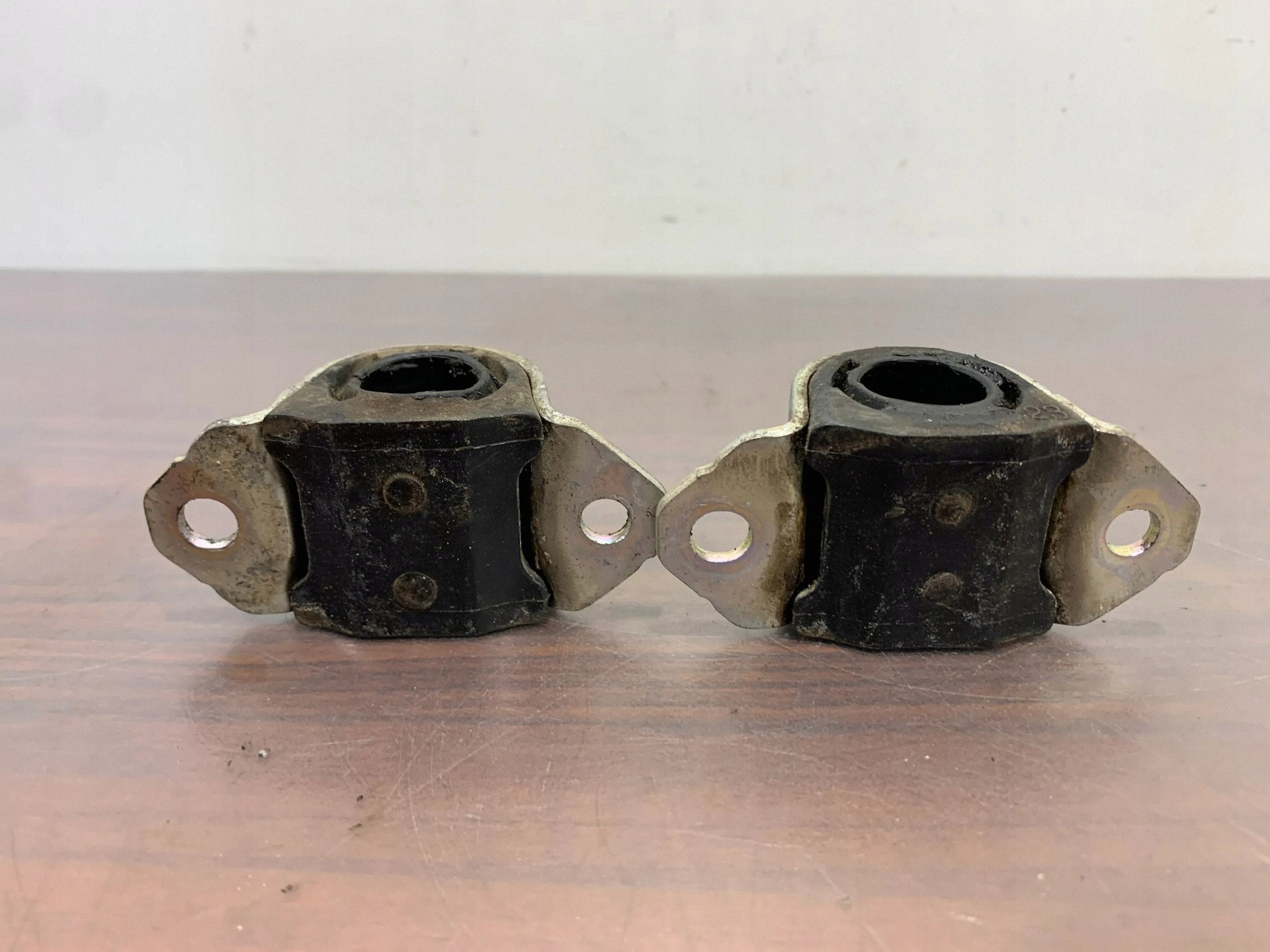 FBZ28324 Front Stabilizer Bracket - Subaru OE image 3