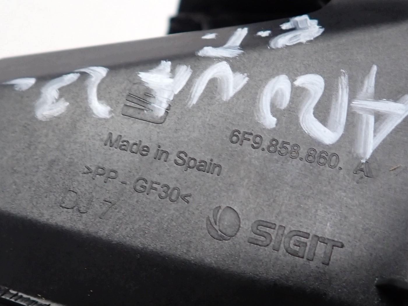 Rechte hintere Gepäckabdeckung Halterung OEM 6F9858860A image 3