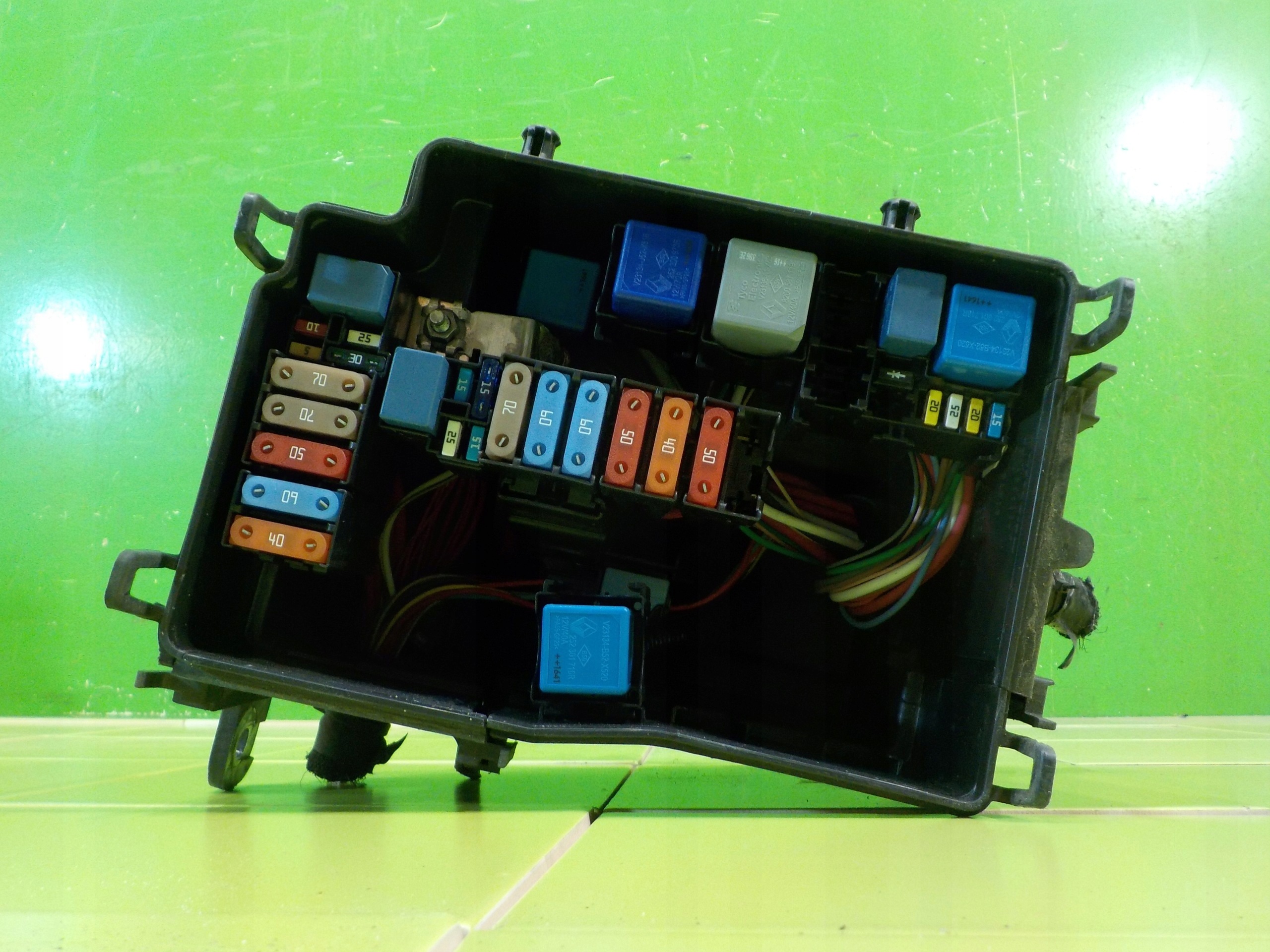 Sulakekotilon kansi OEM 243503708R Traffic/Vivaro/Talento image 3