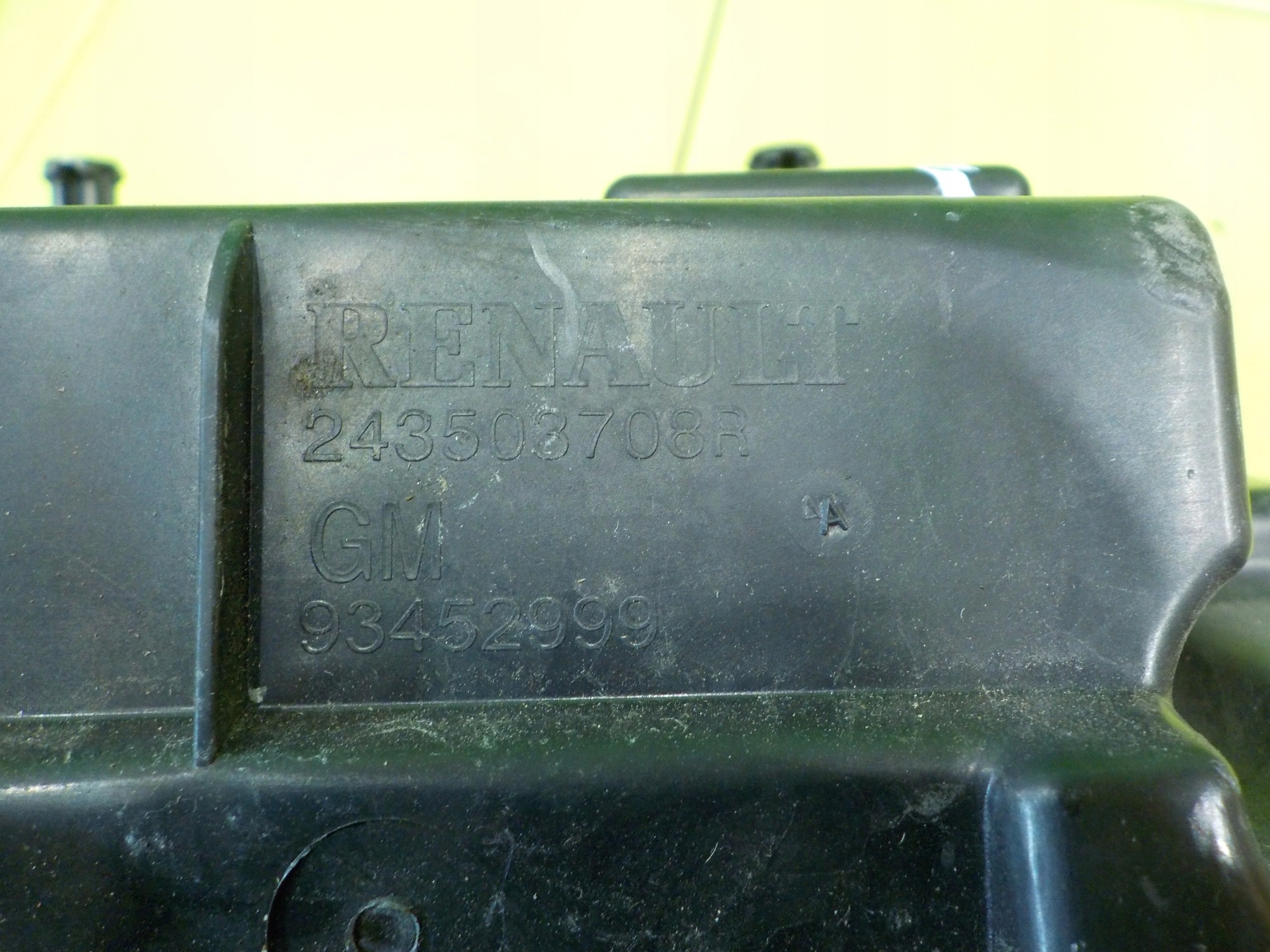 Sulakekotilon kansi OEM 243503708R Traffic/Vivaro/Talento image 5