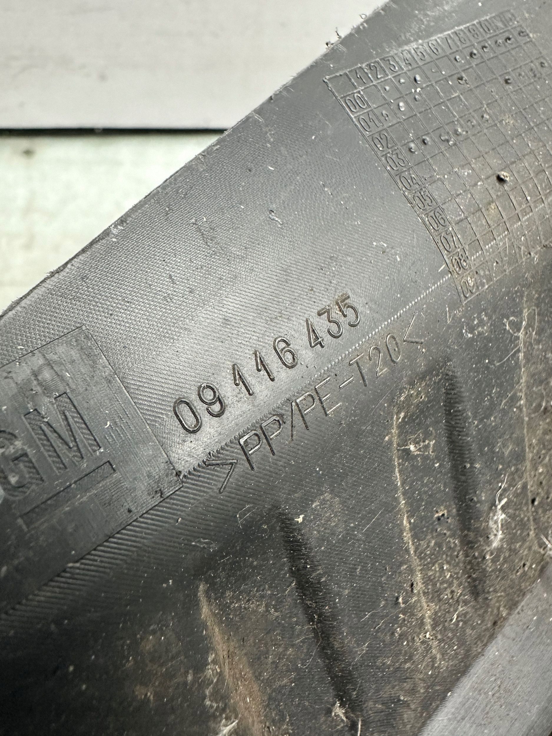 Opel OE 09116435 Used Plastic Windscreen Trim image 3