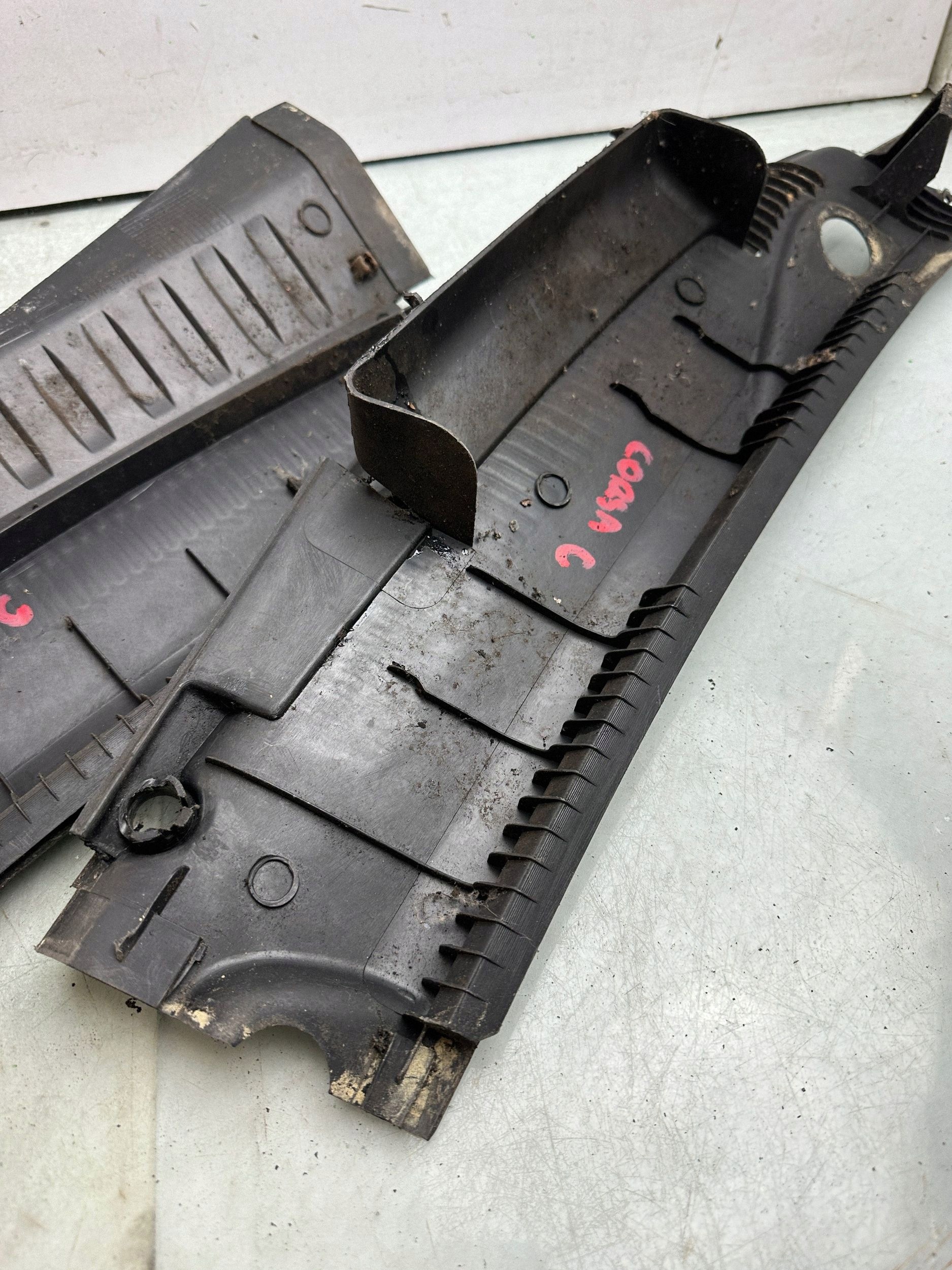 Opel OE 09116435 Used Plastic Windscreen Trim image 4