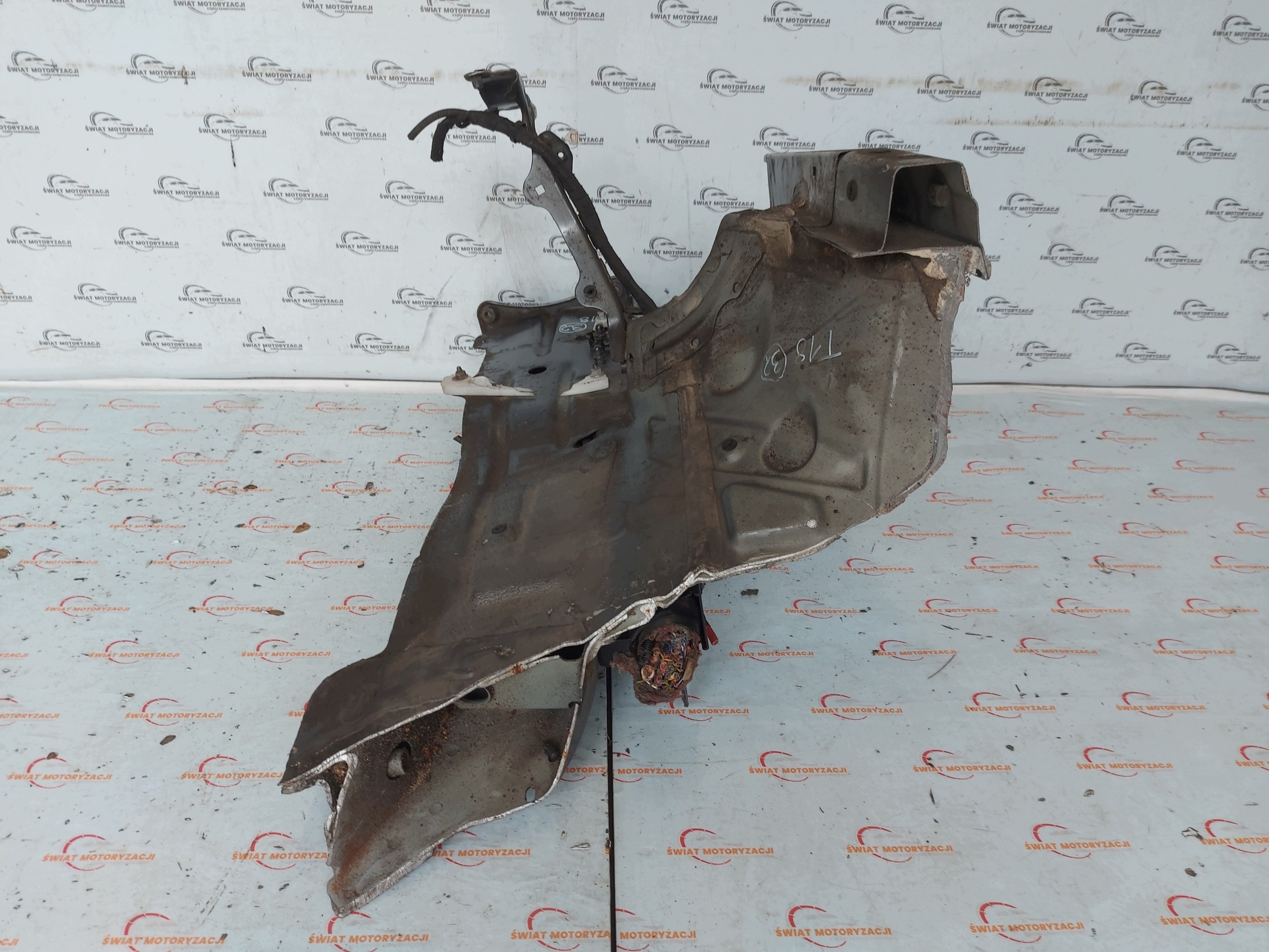 Etuvasen lokasuojus OEM 5Q0804181A Skoda