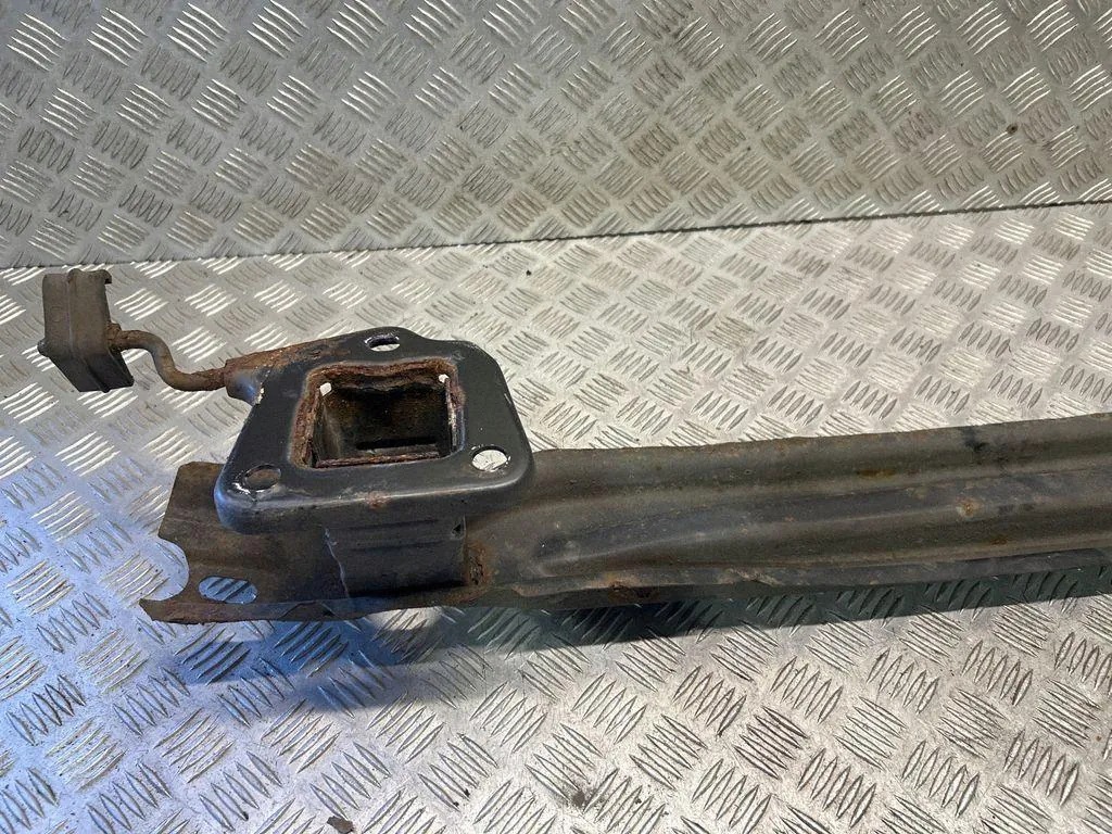 BMW X1 E84 LCI bakstötskåpsförstärkning OEM 2990162 image 6