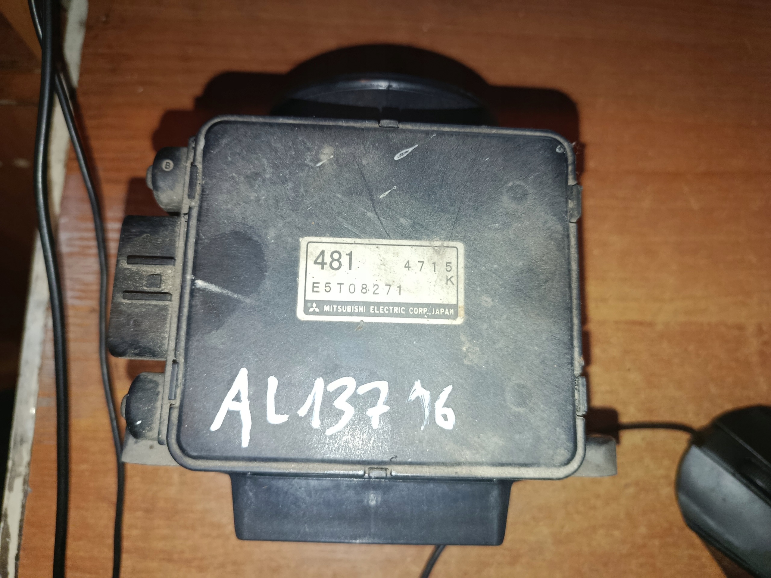 Sensor de flujo de aire Mitsubishi Carisma 1.8GDI E5T08271 image 2